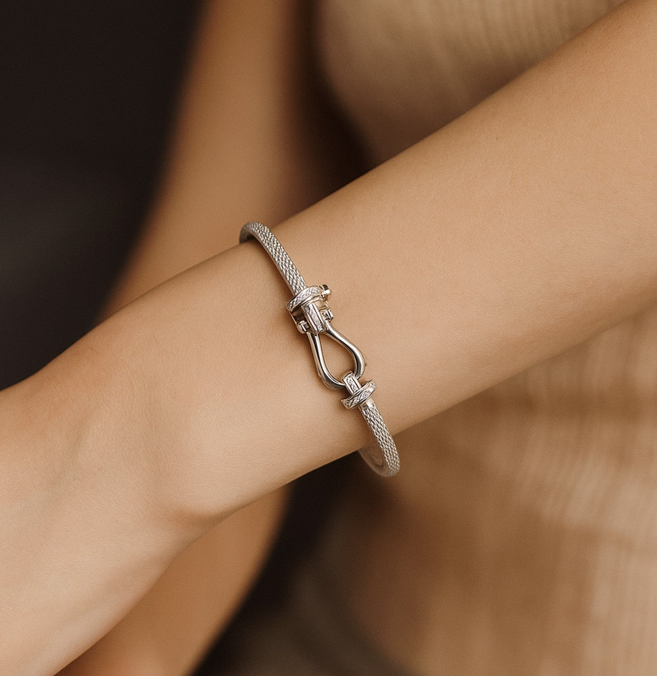 سوار فاخر بتصميم مشبك مرصع بالأحجار البراقة