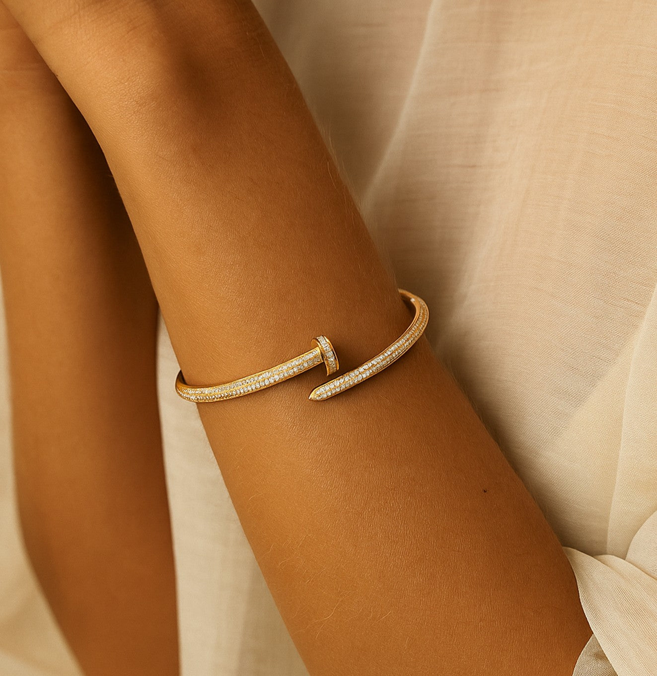 سوار ذهبي فاخر مرصع بفصوص براقة