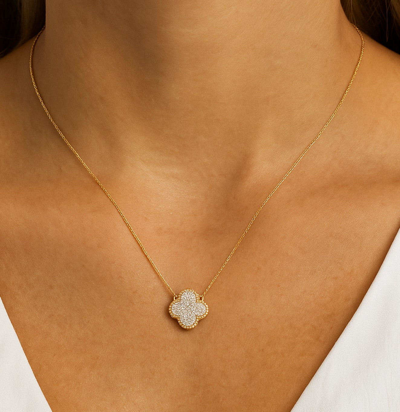 قلادة ذهبية بتعليقة مرصعة بالكريستال