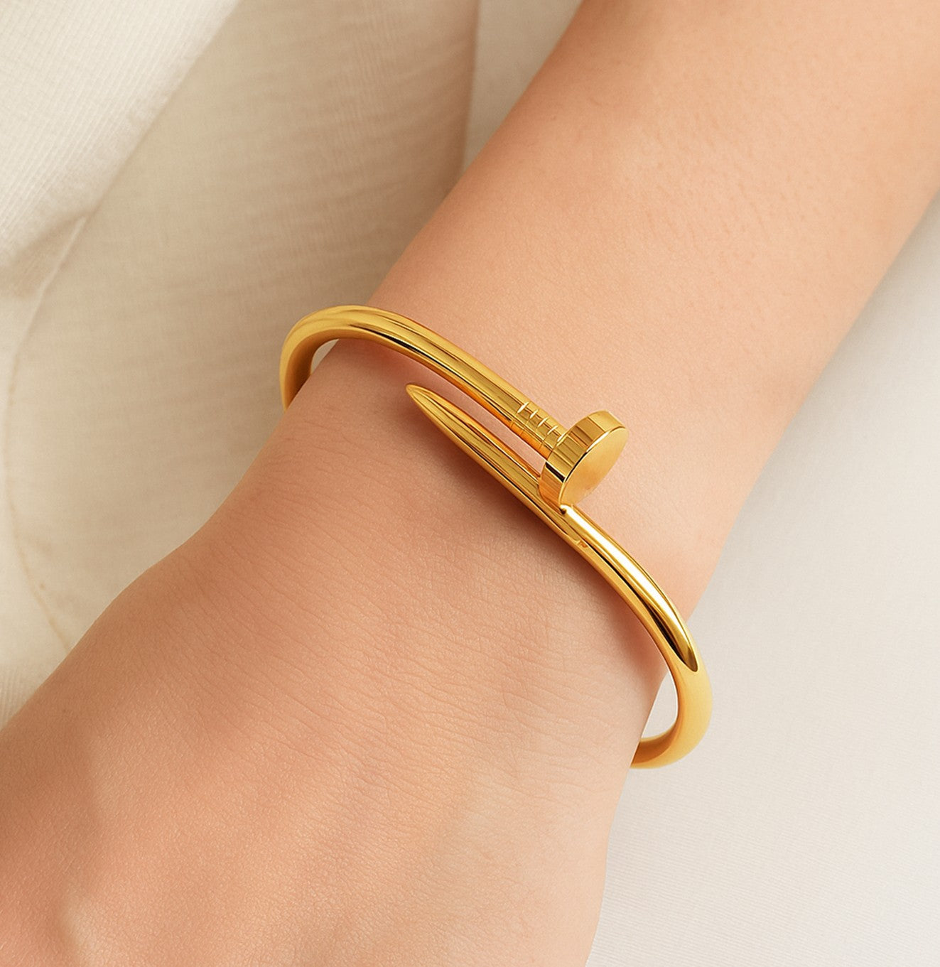 سوار ذهبي بتصميم مسمار عصري جريء