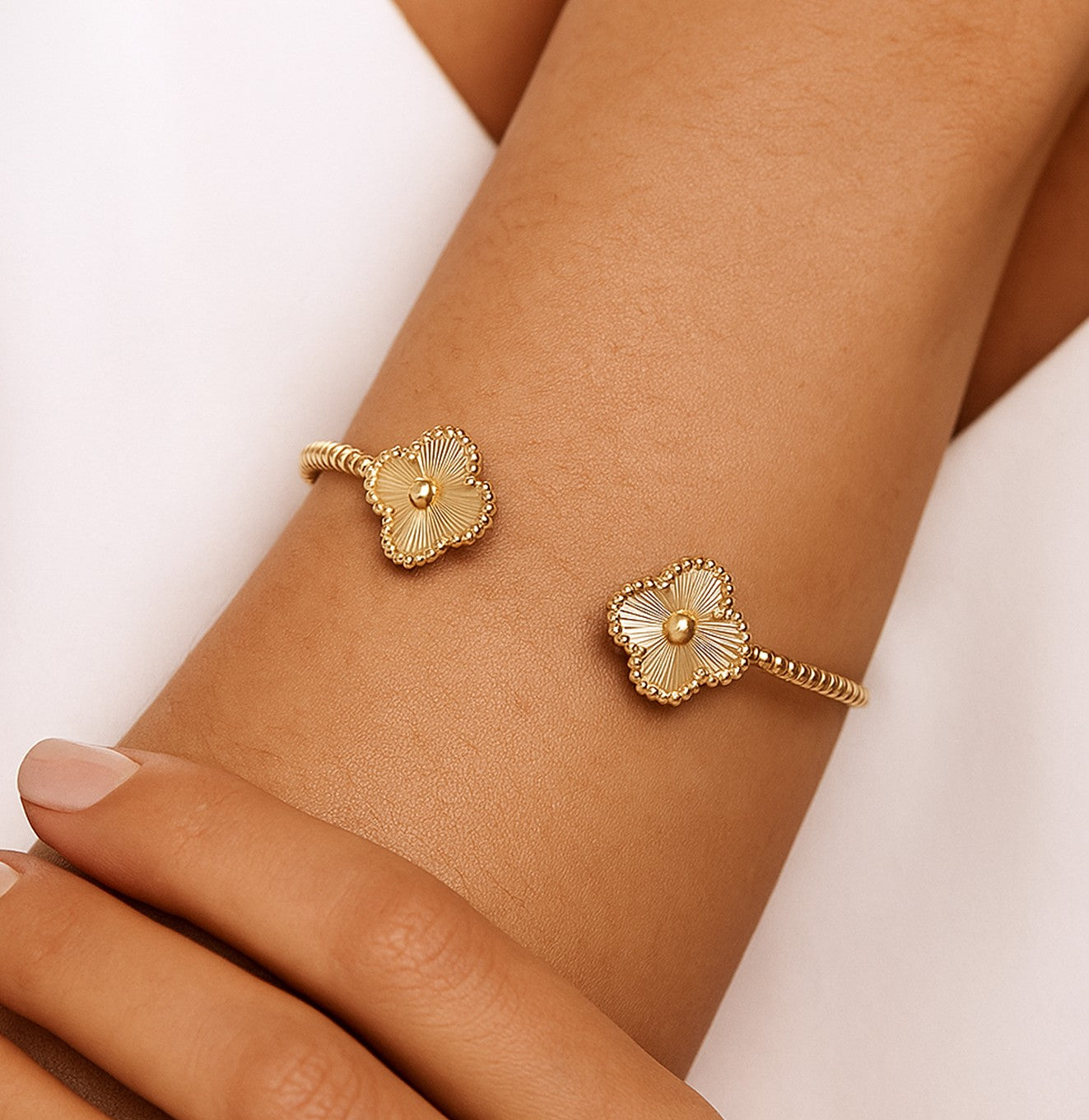 سوار ذهبي مفتوح بتصميم زهرتين محفورتين