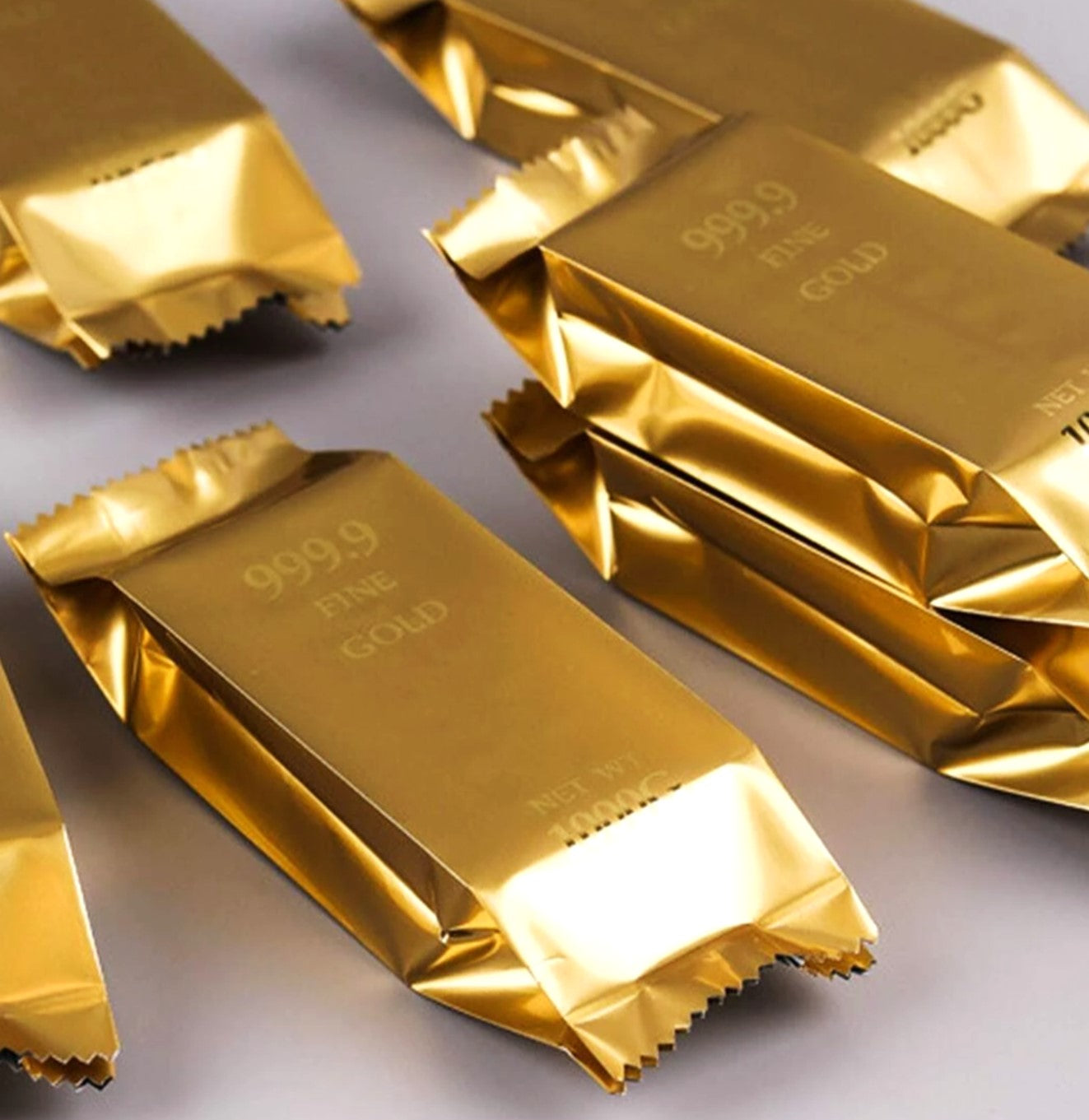 توزيعات العود الطبيعي على شكل سبائك الذهب