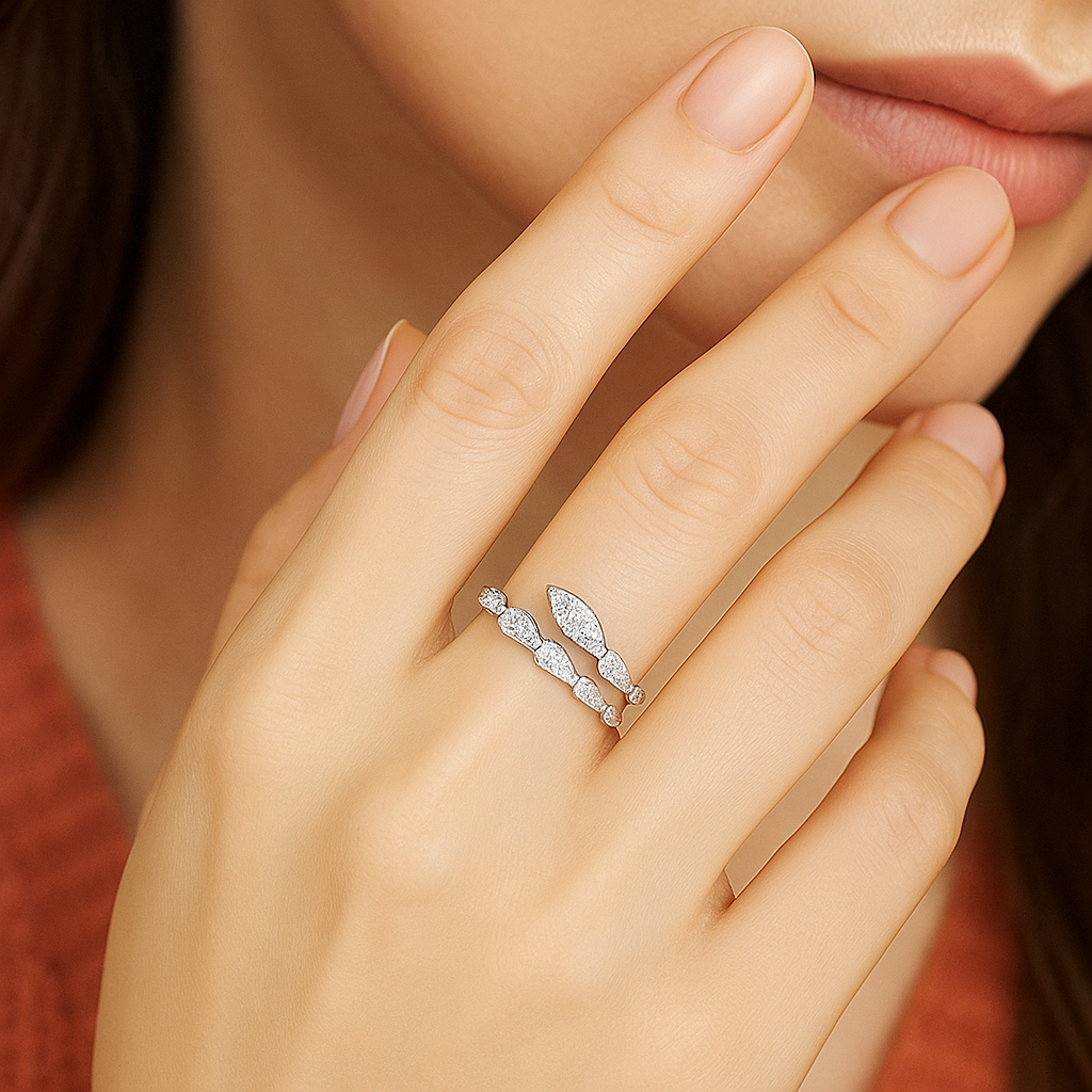 خاتم مزدوج متداخل مرصّع بتصميم هندسي فاخر