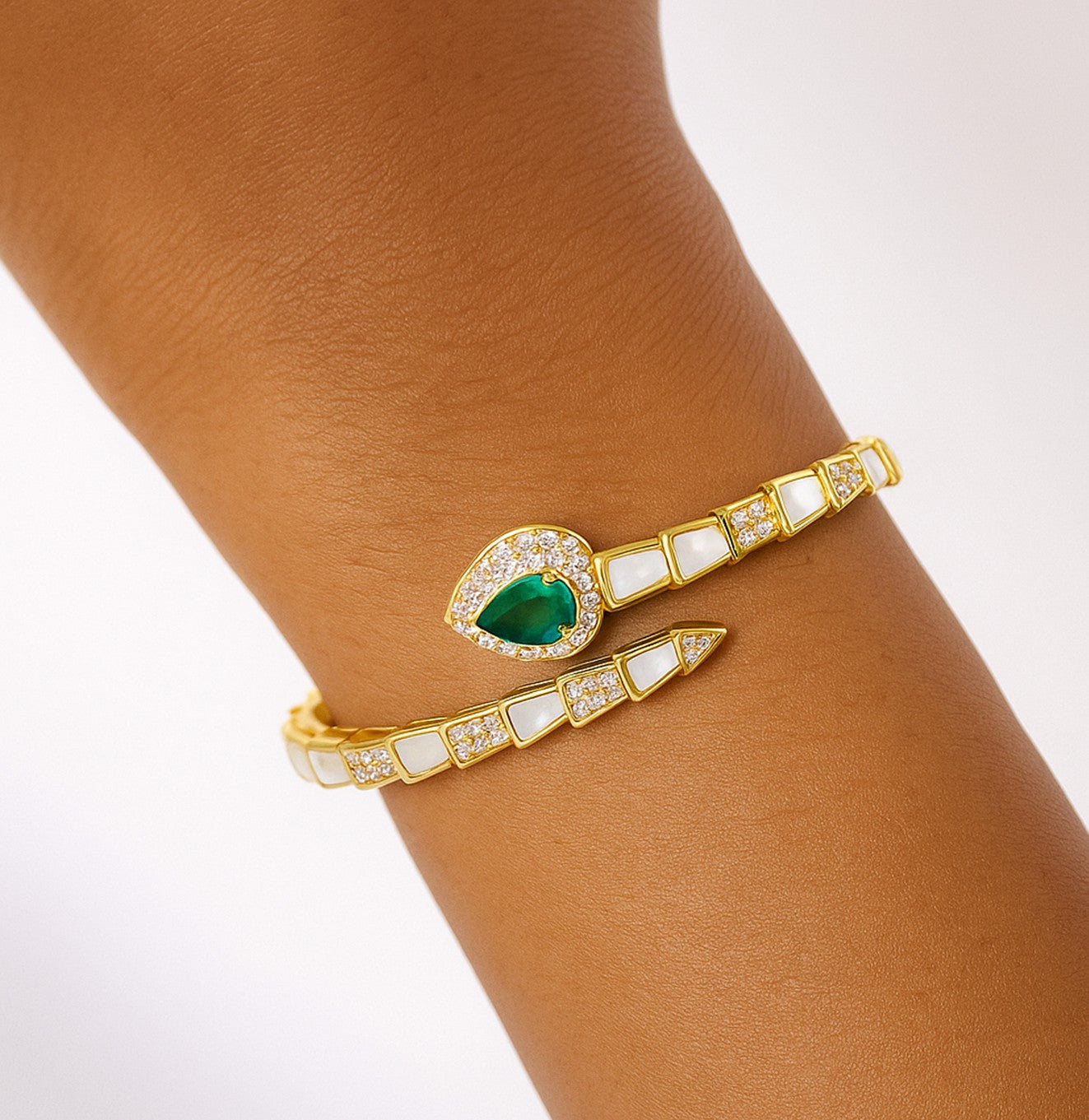 سوار فاخرة بتصميم أفعى مرصعة بالأحجار والكريستال