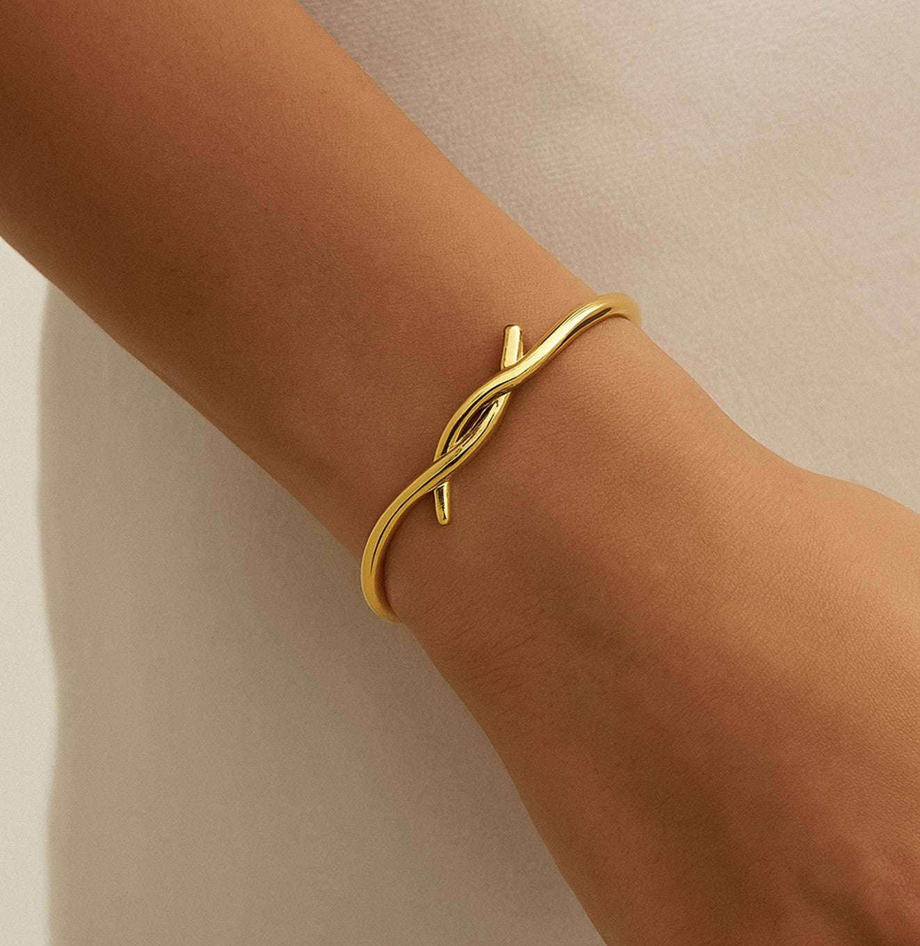 سوار ذهبي أنيق بتصميم متشابك عصري