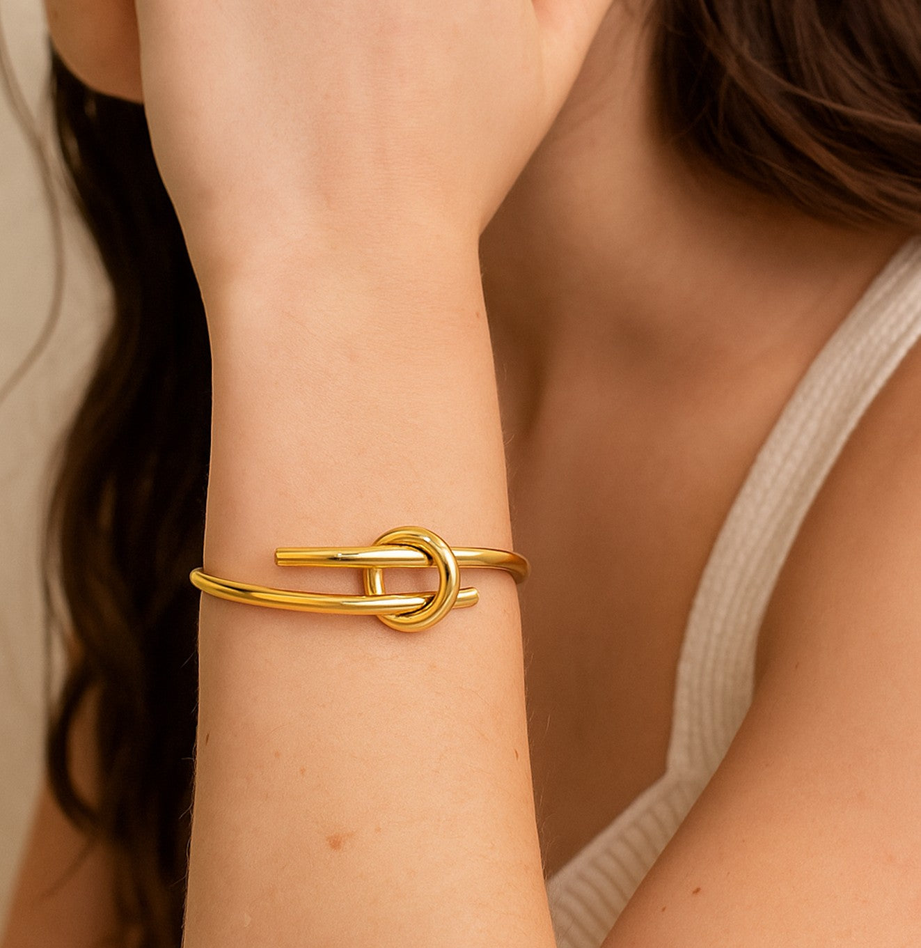 سوار ذهبي أنيق بتصميم عقدة عصرية