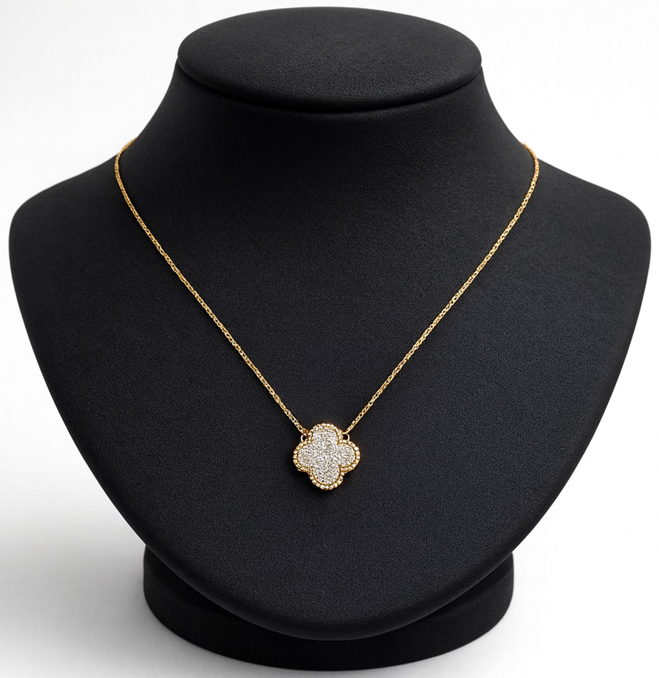 قلادة ذهبية بتعليقة مرصعة بالكريستال