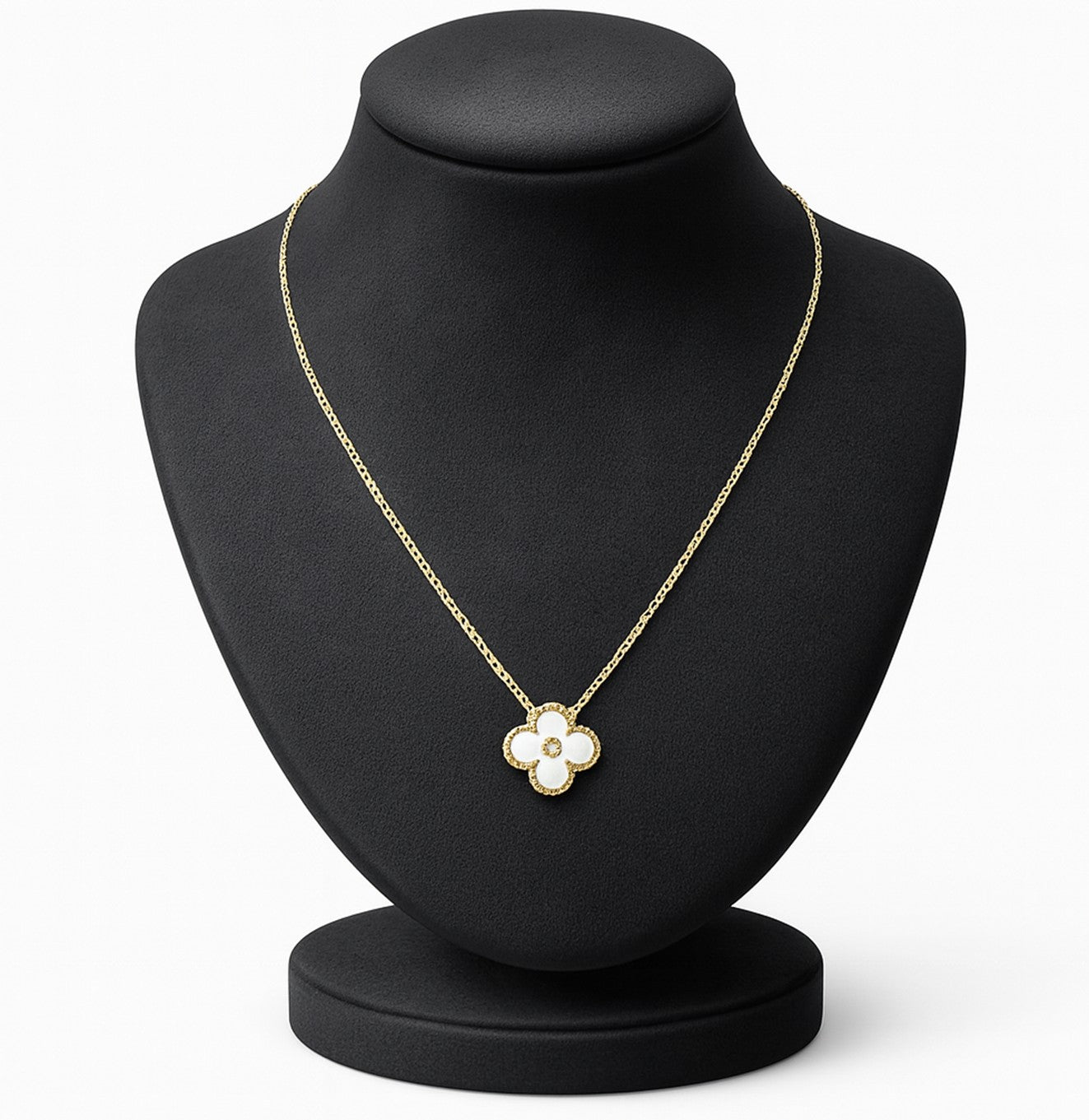 قلادة ذهبية أنيقة بتعليقة ناعمة