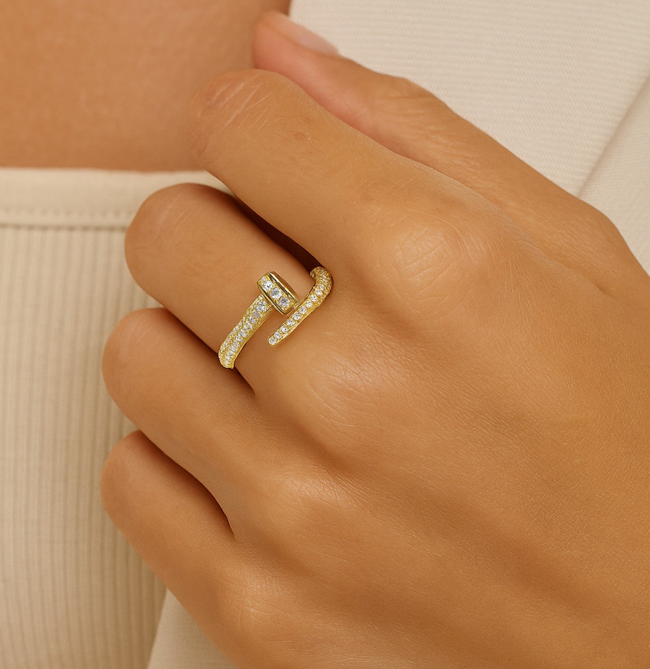 خاتم ذهبي فاخر بتصميم مفتوح مرصع بالأحجار البراقة