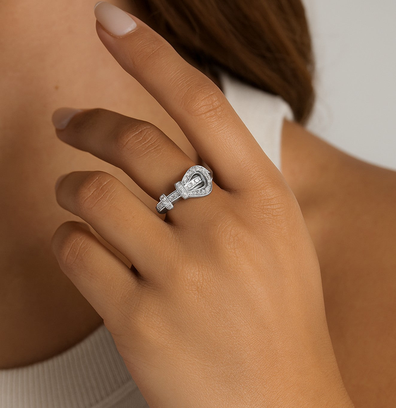 خاتم فضي فاخر بتصميم إبزيم مرصع بأحجار لامعة