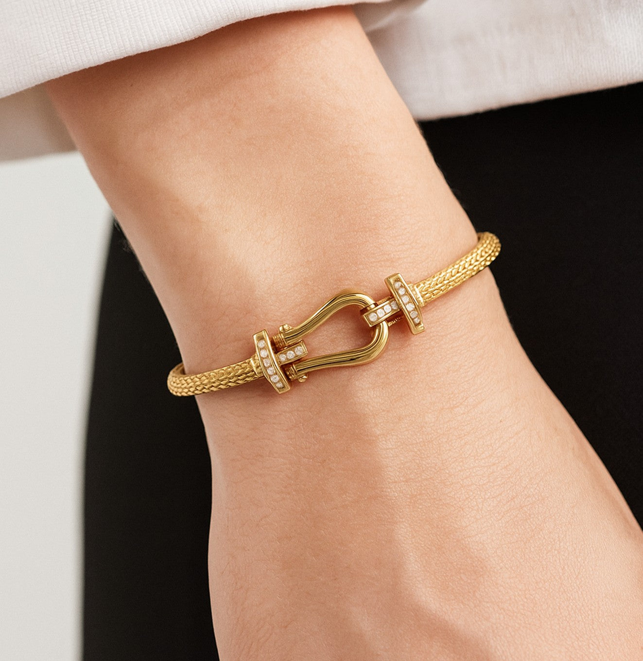 سوار شبكي ذهبي فاخر بتصميم مشبك