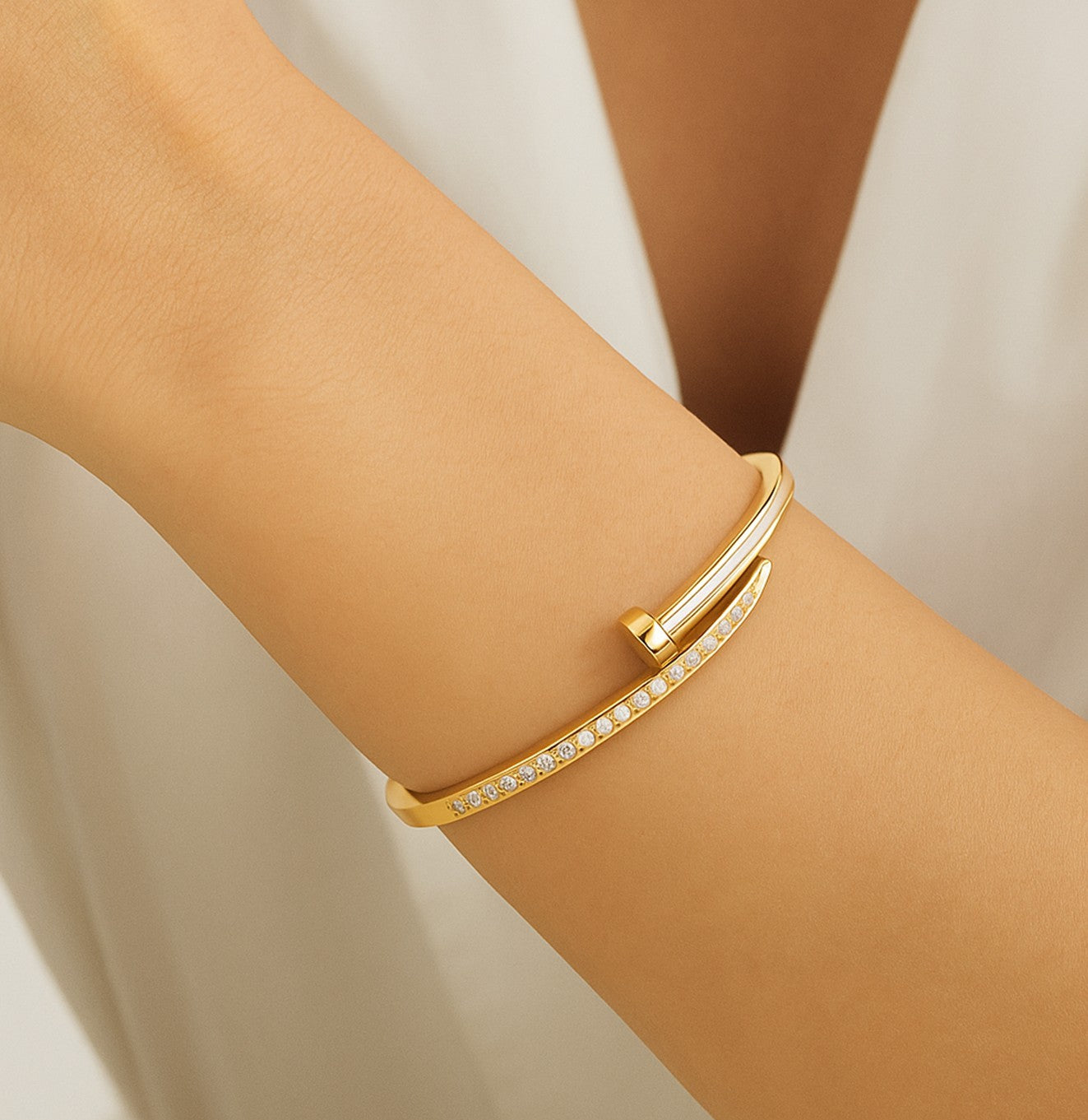 سوار ذهبي أنيق مرصع بأحجار براقة بتصميم عصري