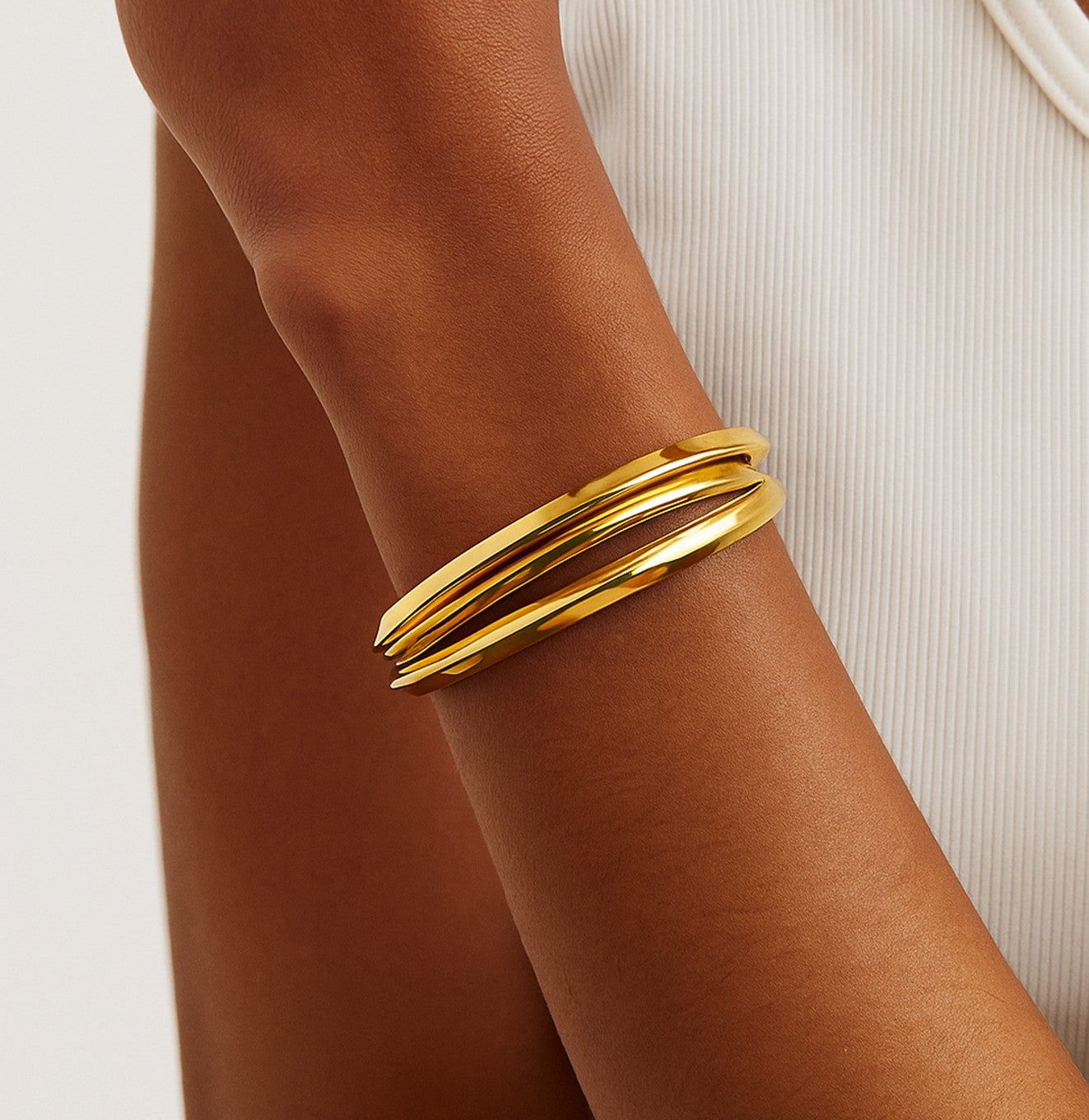 سوار ذهبي مفتوح بتصميم متعدد الحلقات