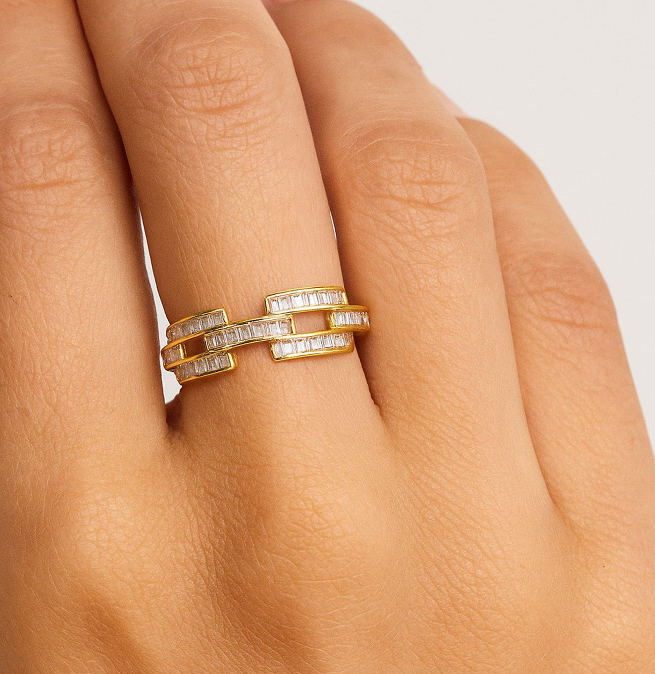 خاتم ذهبي فاخر بتصميم متشابك مرصع بالأحجار البراقة