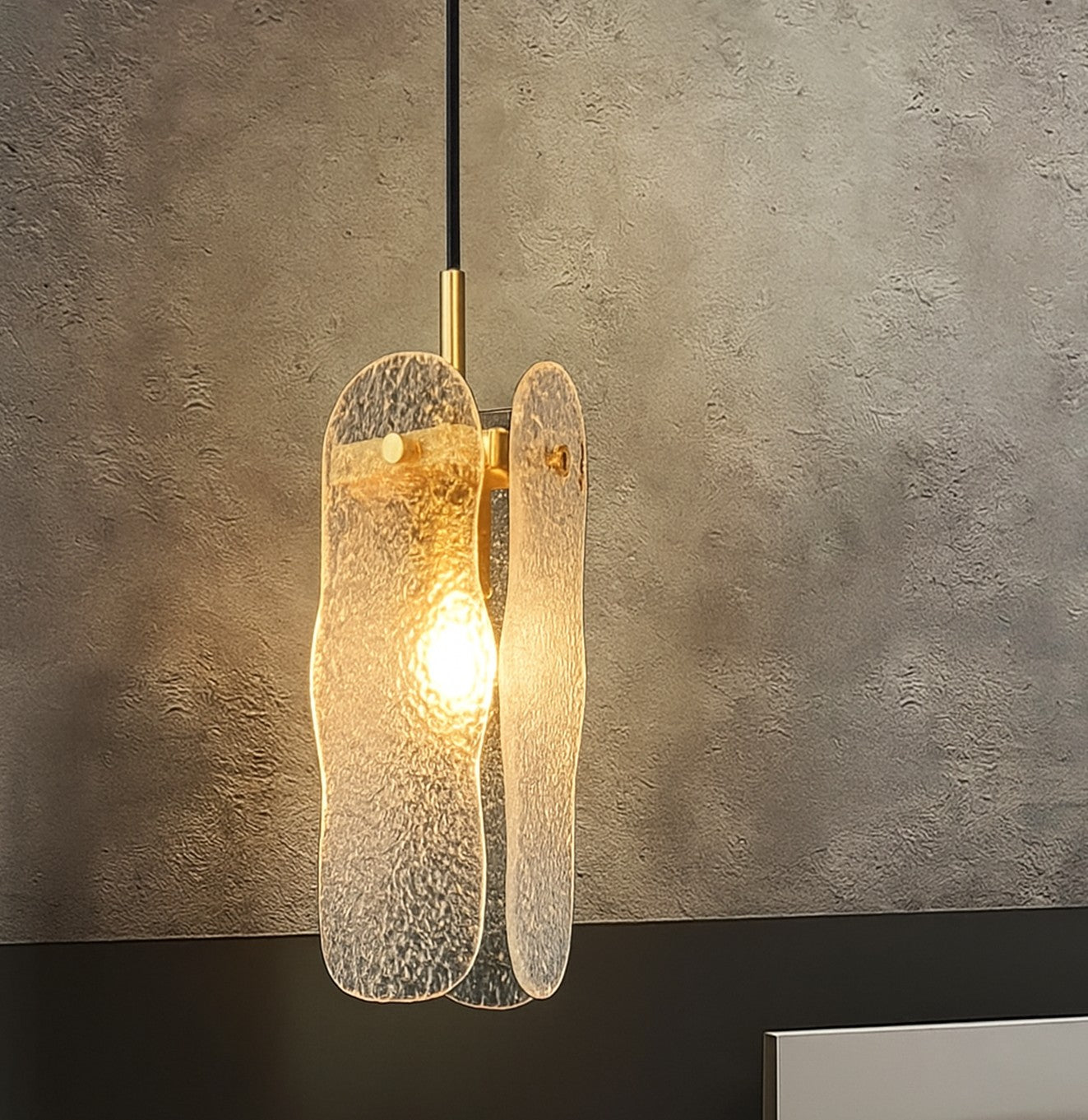 ثريا معلقة بتصميم عصري من الزجاج المموج