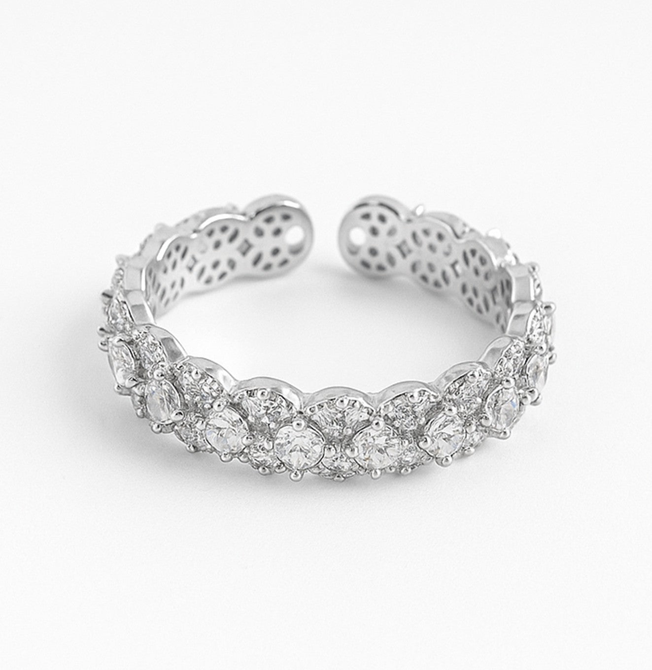 خاتم فضي فاخر مرصع بأحجار زركون