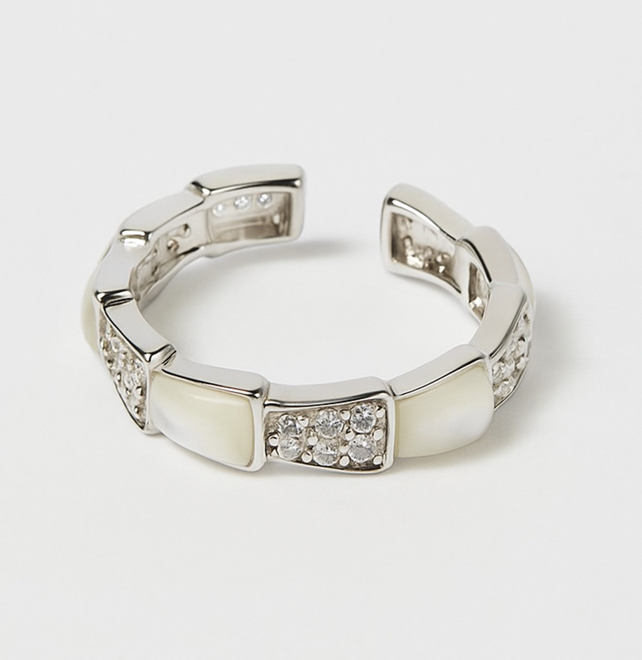 خاتم فضي مرصّع بالكريستال