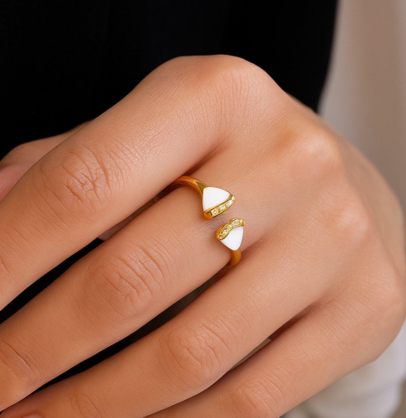 خاتم مفتوح ذهبي بتصميم أنيق