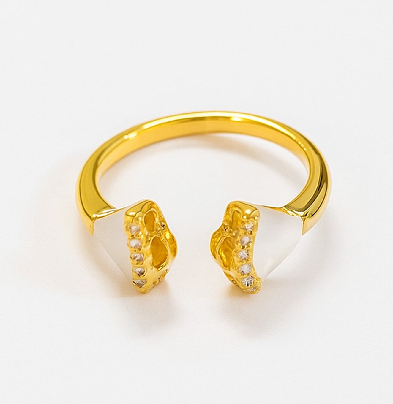 خاتم مفتوح ذهبي بتصميم أنيق