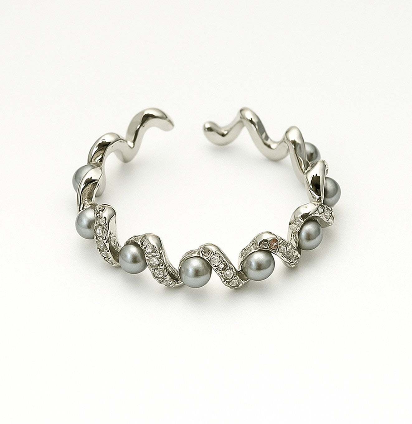 خاتم فاخر متموّج باللؤلؤ واللمسات البراقة