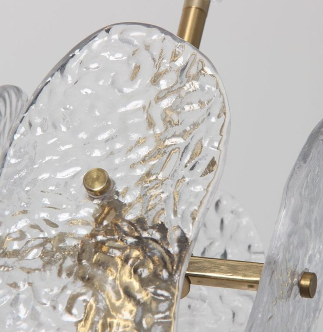 ثريا معلقة بتصميم عصري من الزجاج المموج