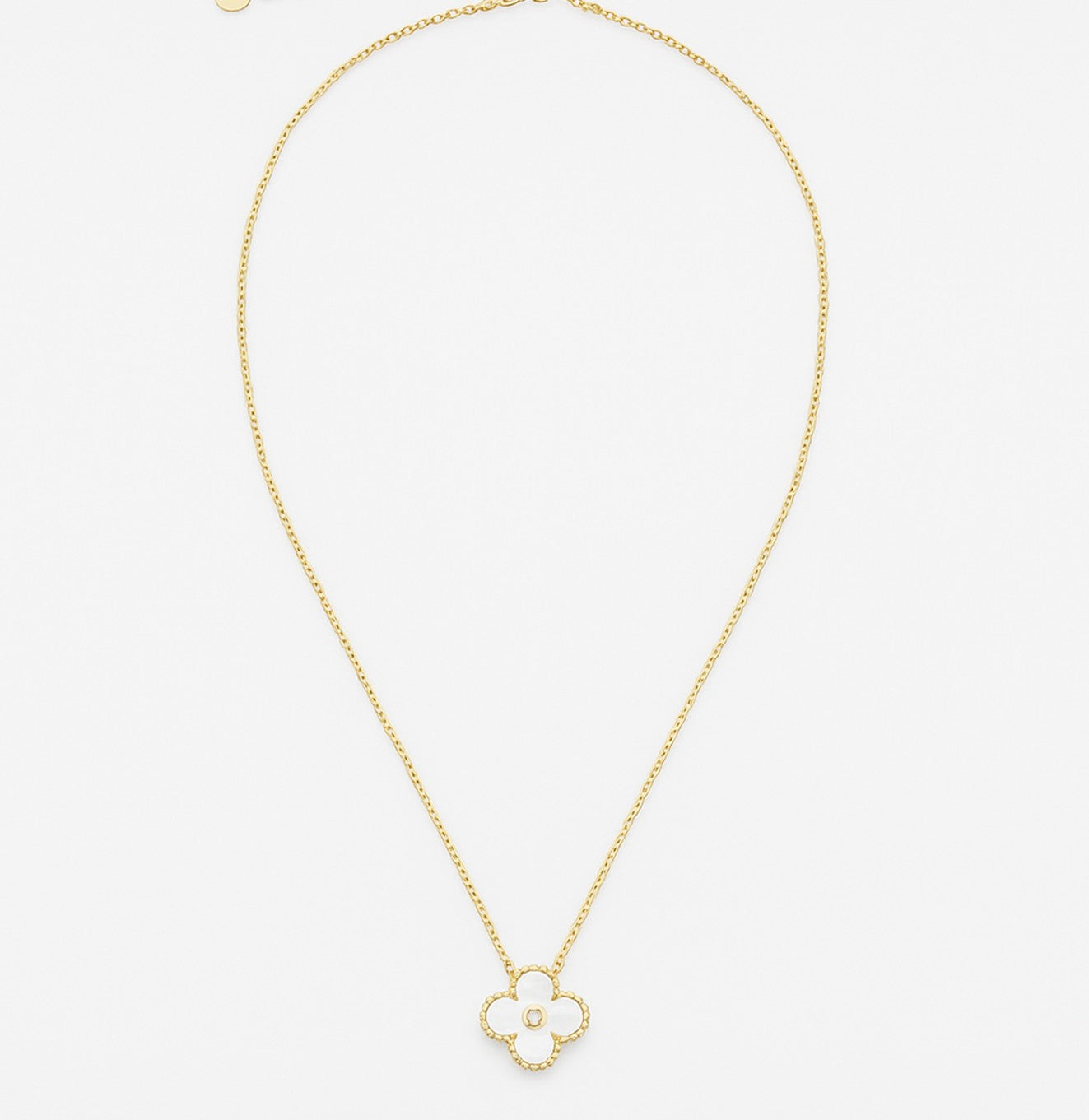 قلادة ذهبية أنيقة بتعليقة ناعمة