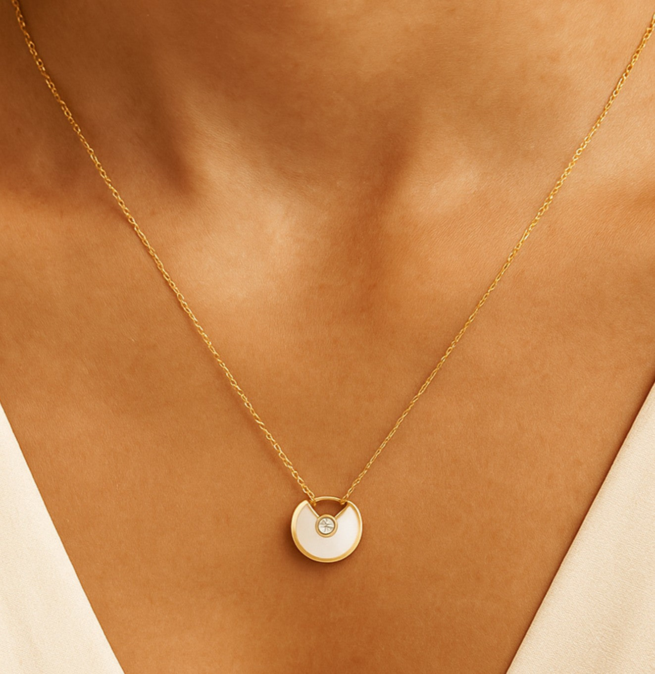 قلادة ذهبية بدائرة عرق اللؤلؤ