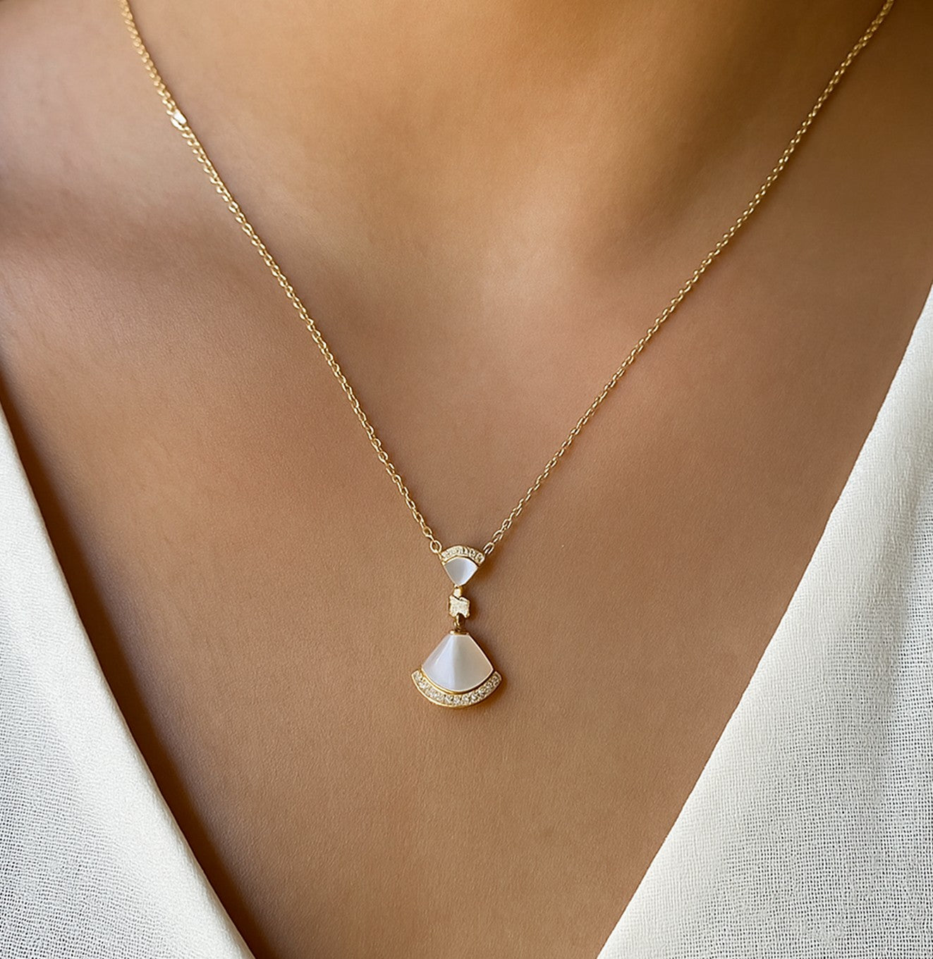 قلادة ذهبية بتصميم مروحي مرصع بالأحجار