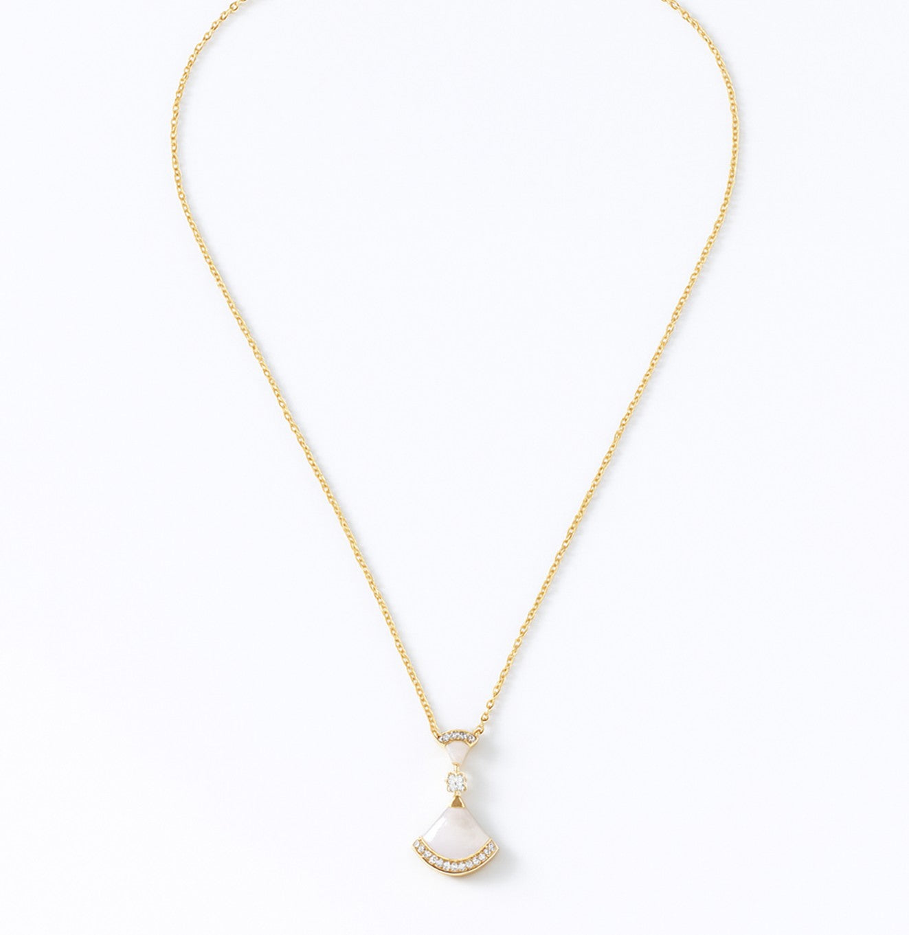 قلادة ذهبية بتصميم مروحي مرصع بالأحجار