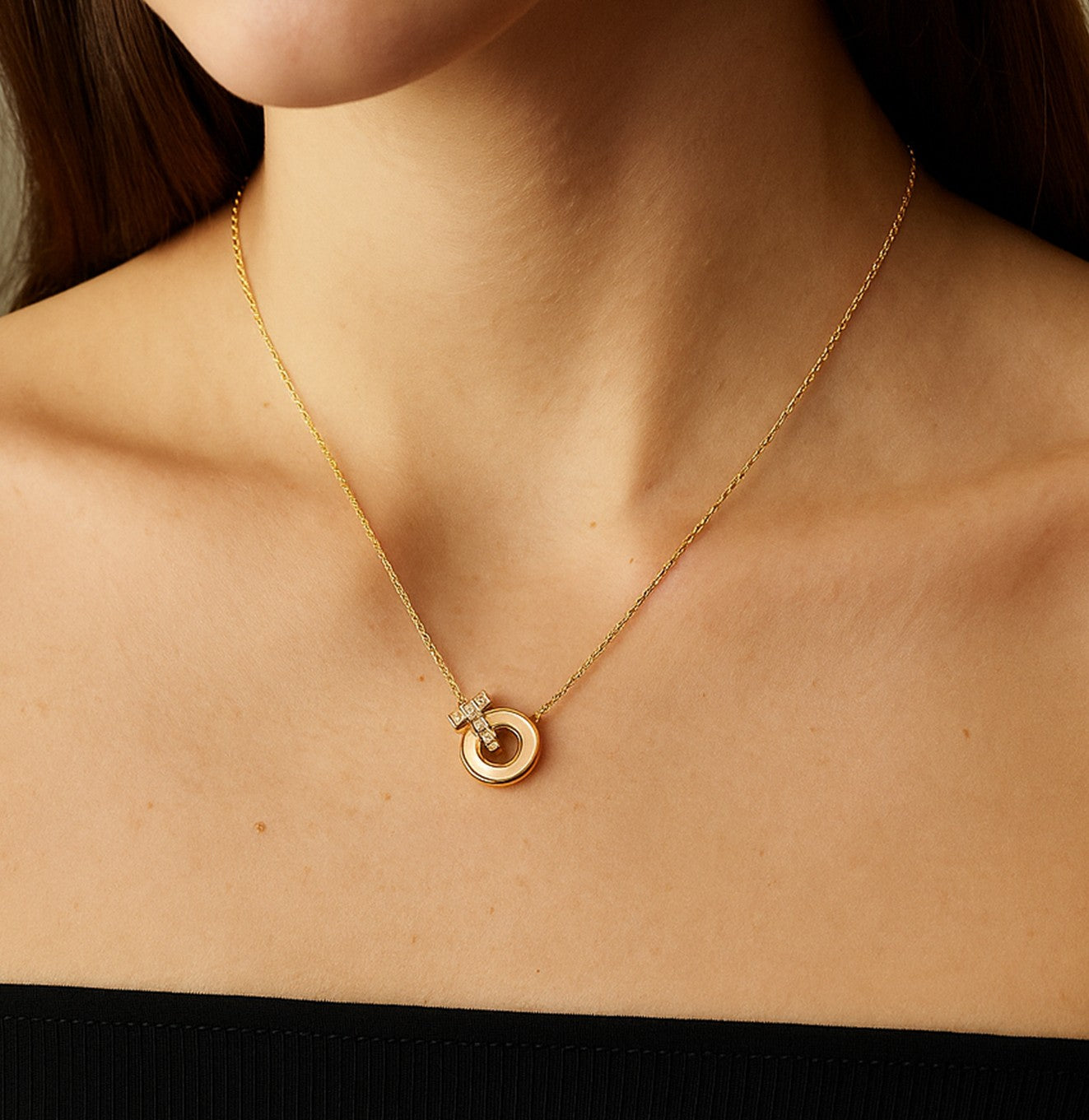 قلادة ذهبية بتصميم دائري متداخل