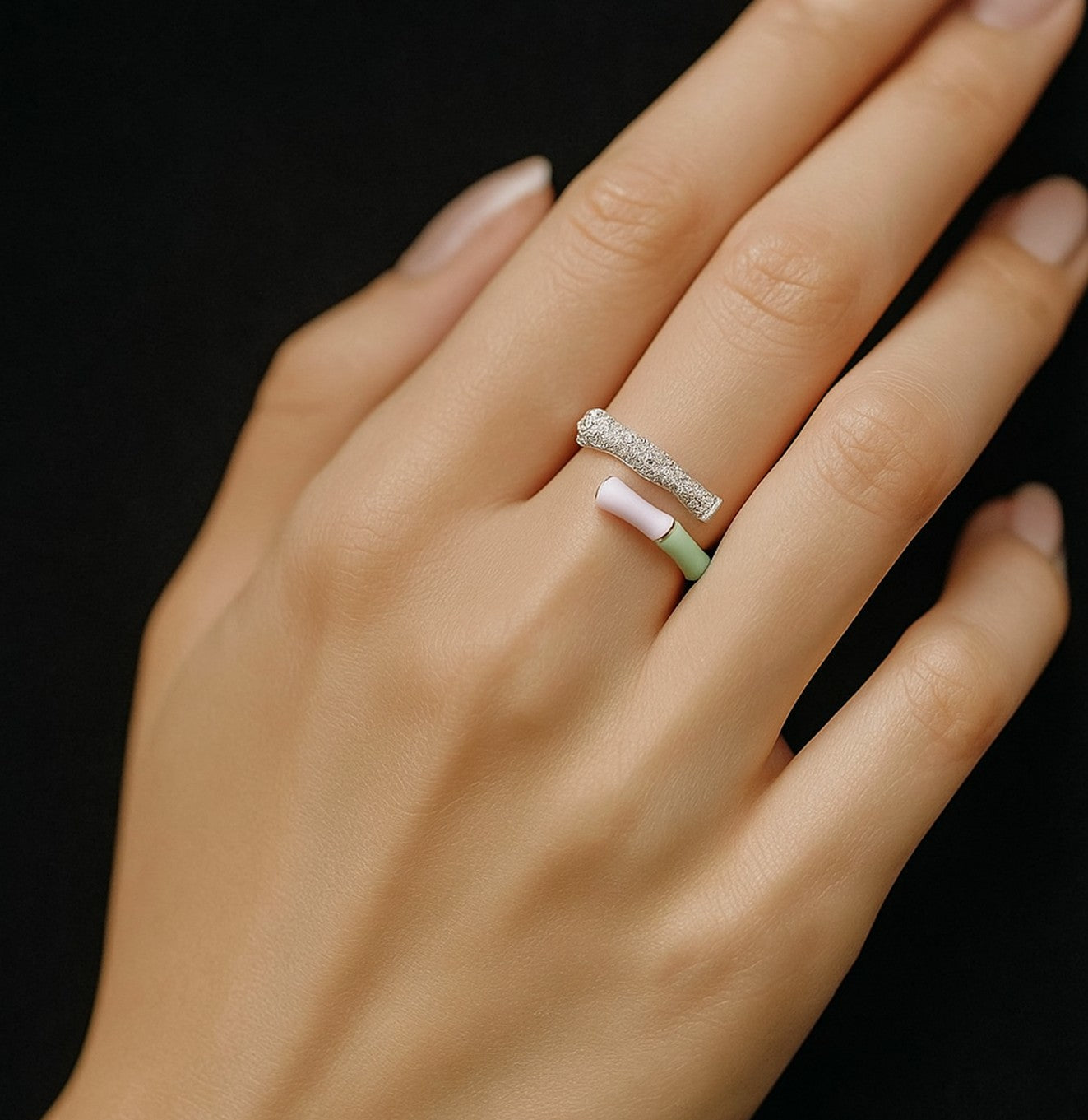 خاتم عصري بتصميم عصي البامبو بألوان الباستيل