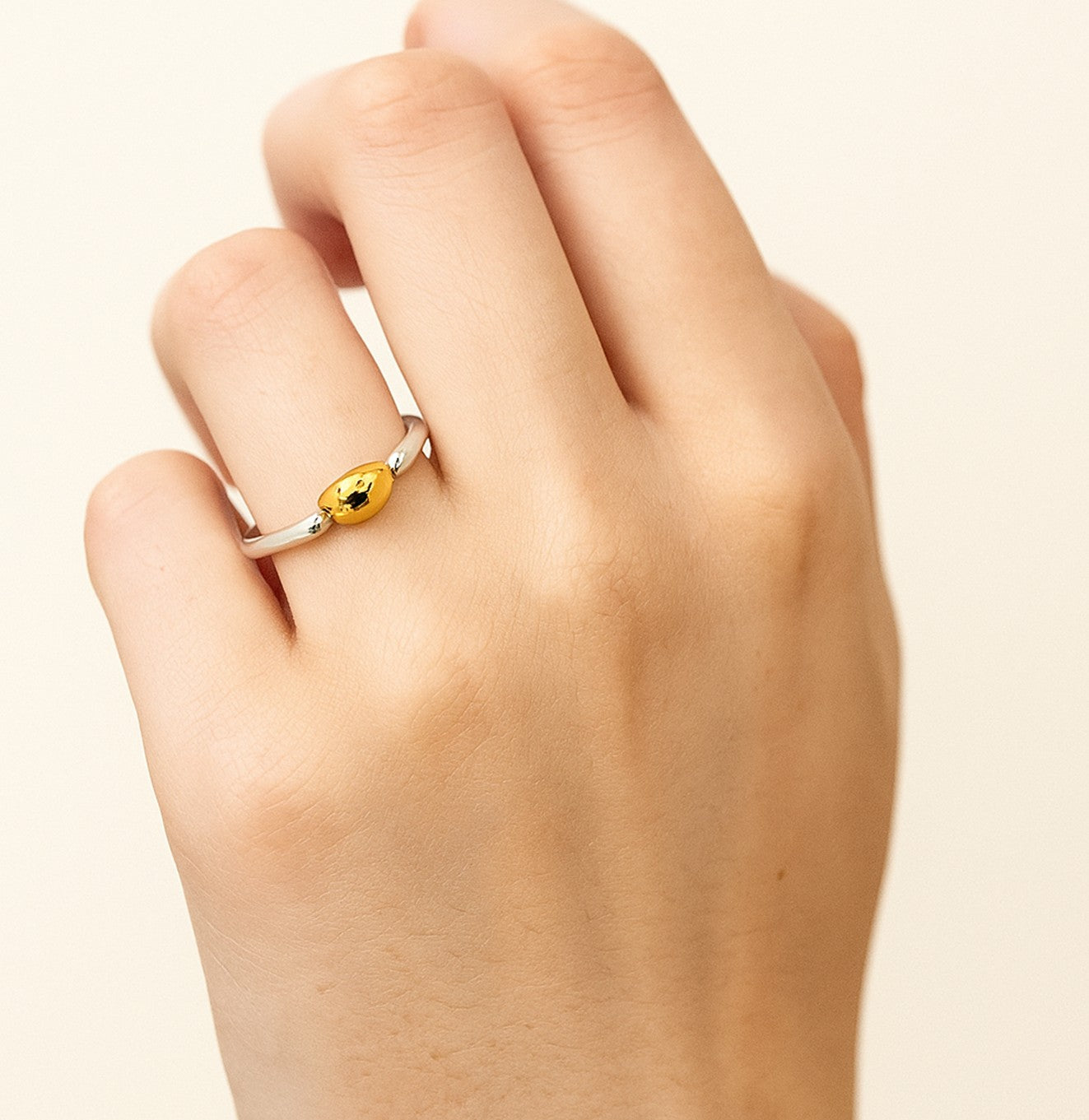 خاتم فضي مفتوح بلمسة ذهبية أنيقة