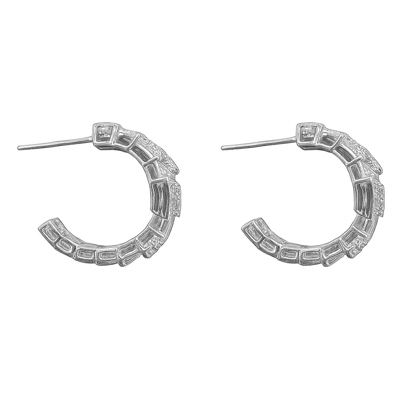 أقراط فضية مرصّعة بالكريستال بتصميم عصري