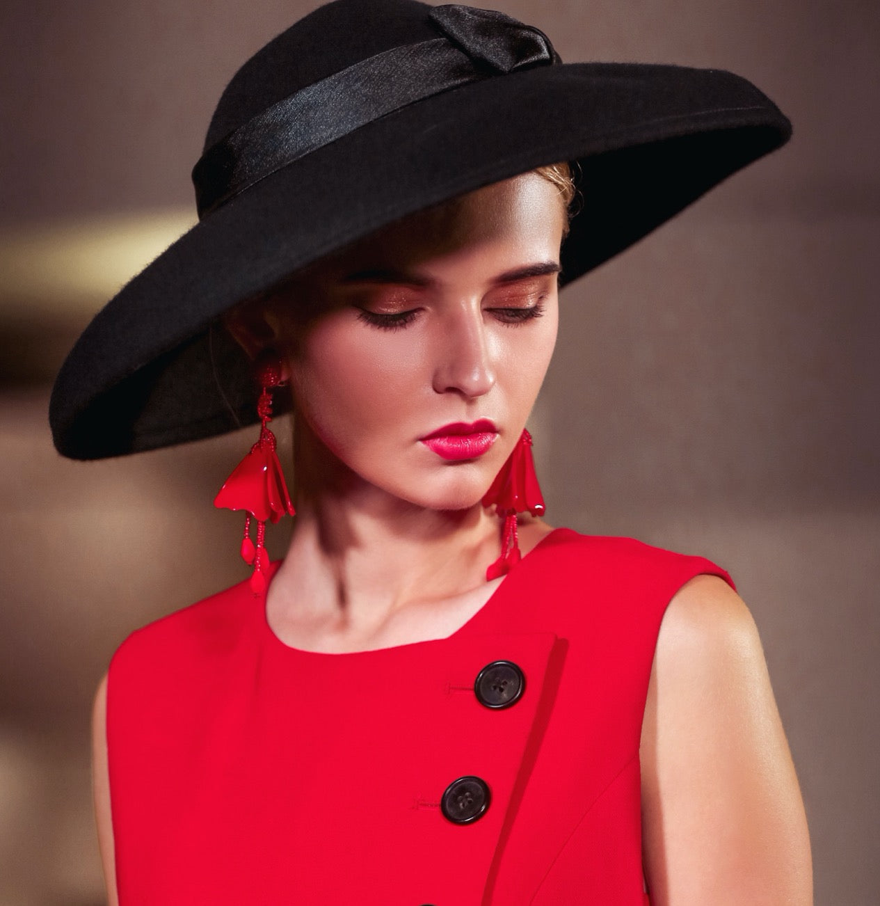 فستان مناسبات أحمر، بأزرار سوداء