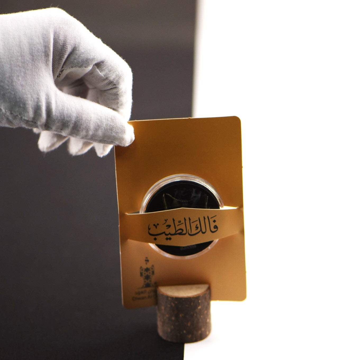 توزيعة فالك الطيب مع قاعدة خشبية