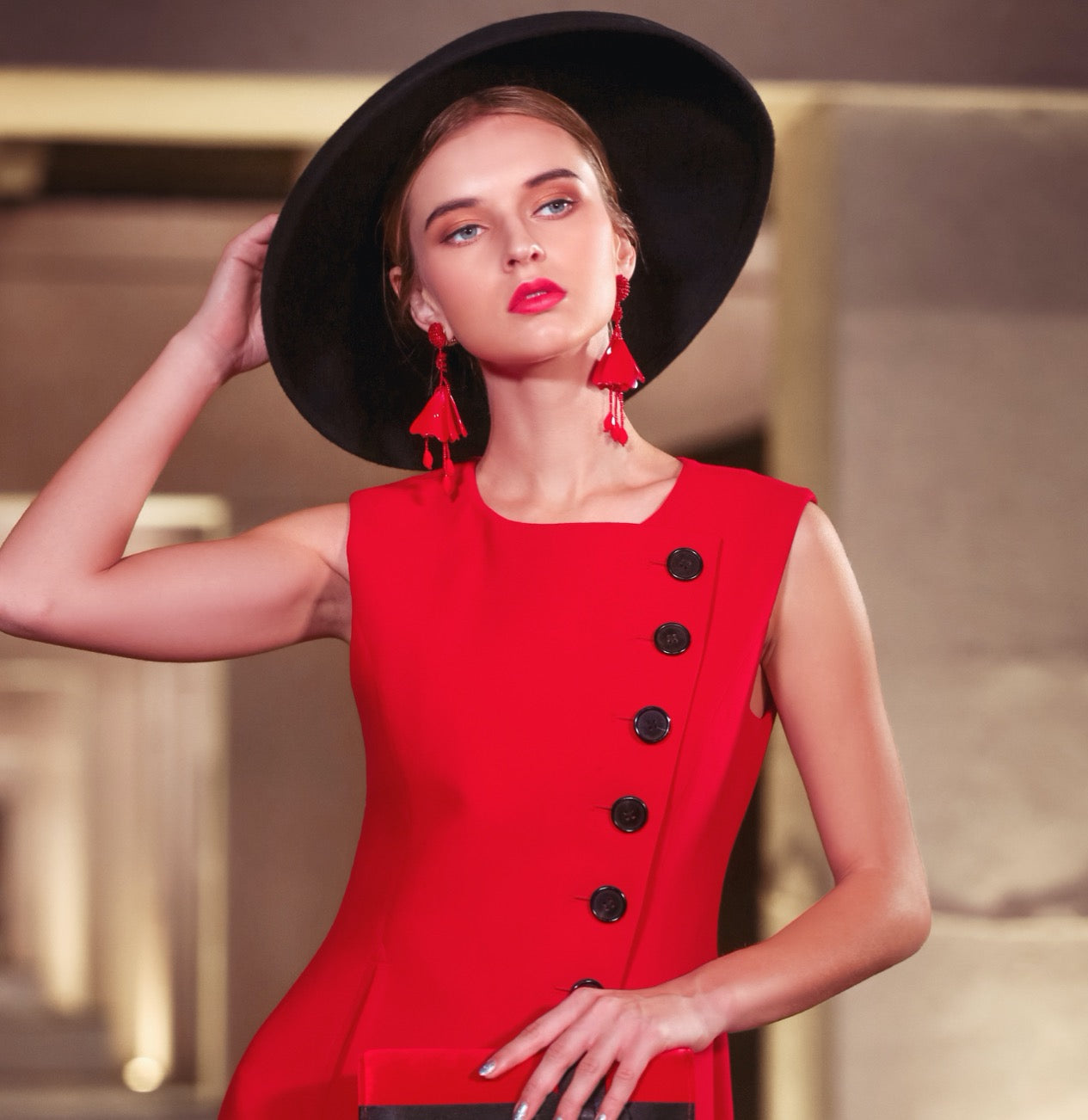 فستان مناسبات أحمر، بأزرار سوداء