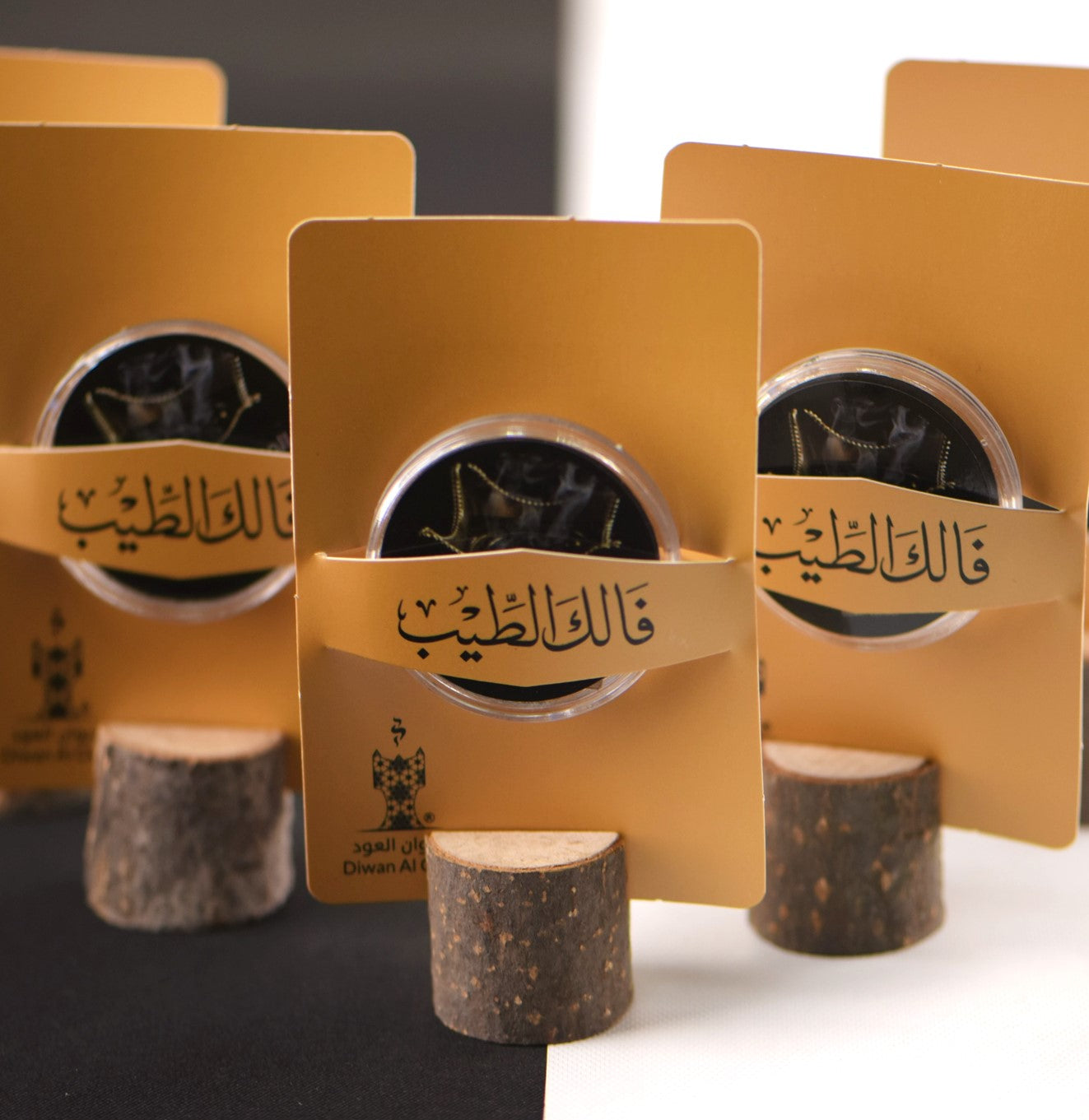 توزيعة فالك الطيب مع قاعدة خشبية