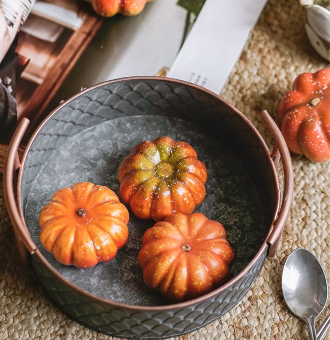 صينية معدنية فريدة من نوعها