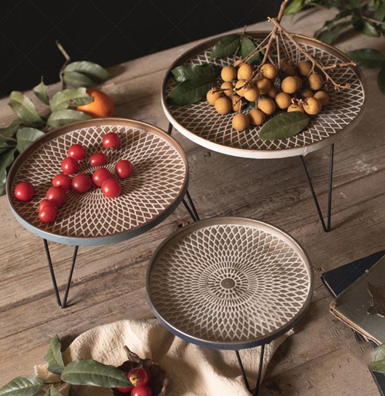 صينية كلاسيكية مزخرفة بقواعد مرتفعة