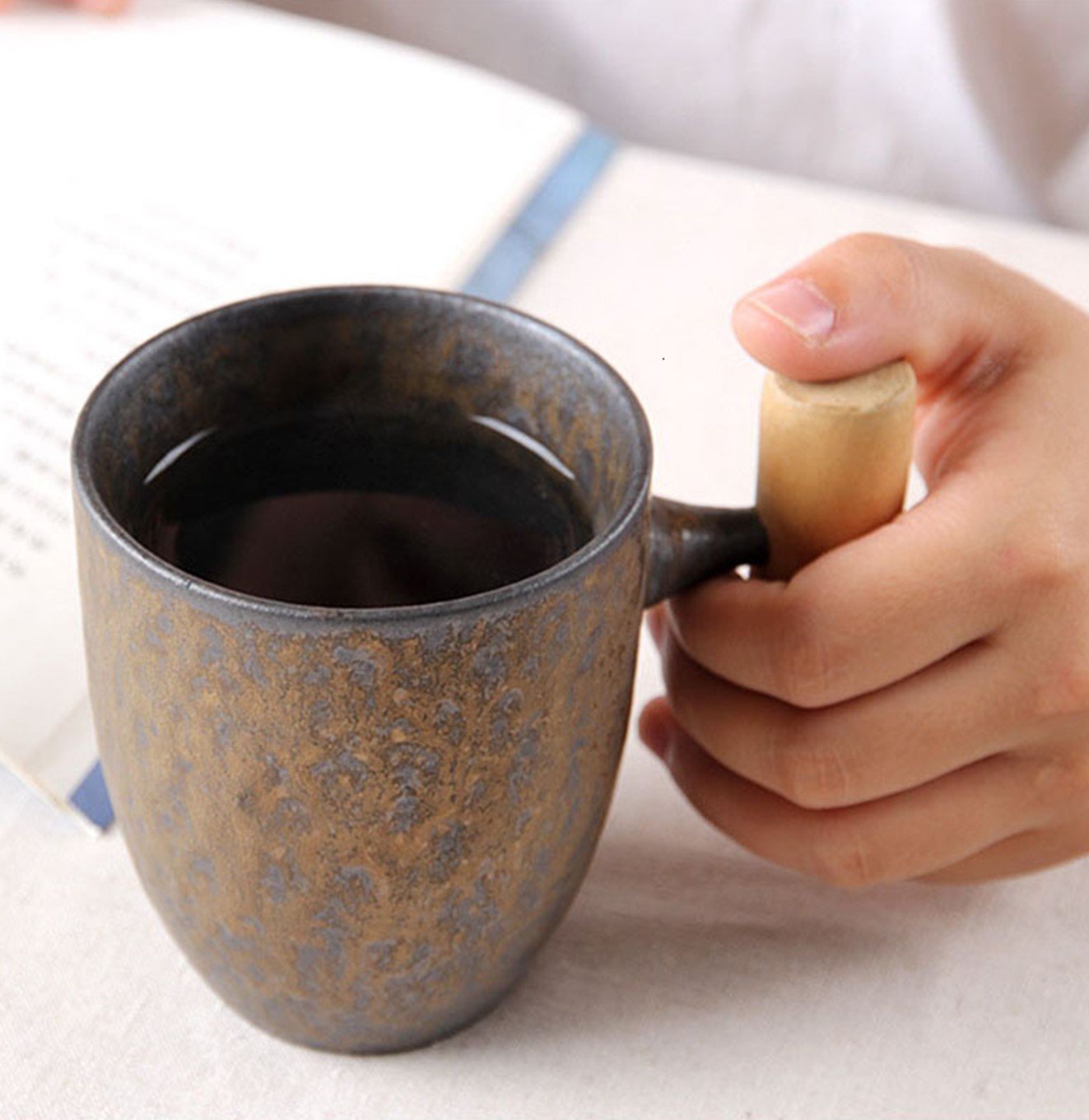 أكواب السيراميك بتأثير معدني و مقبض خشبي