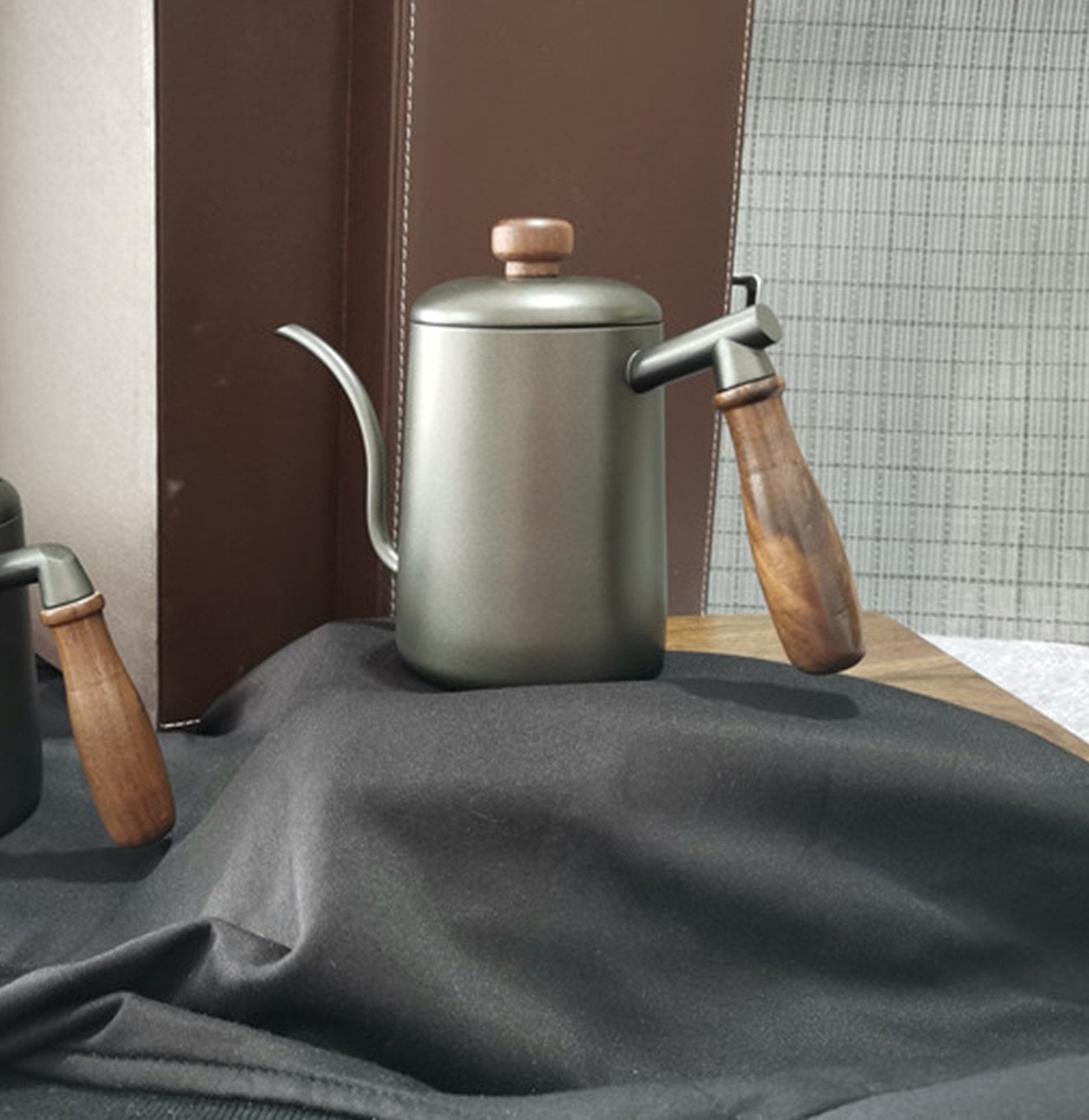 غلاية من الفولاذ بمقبض من خشب الجوز