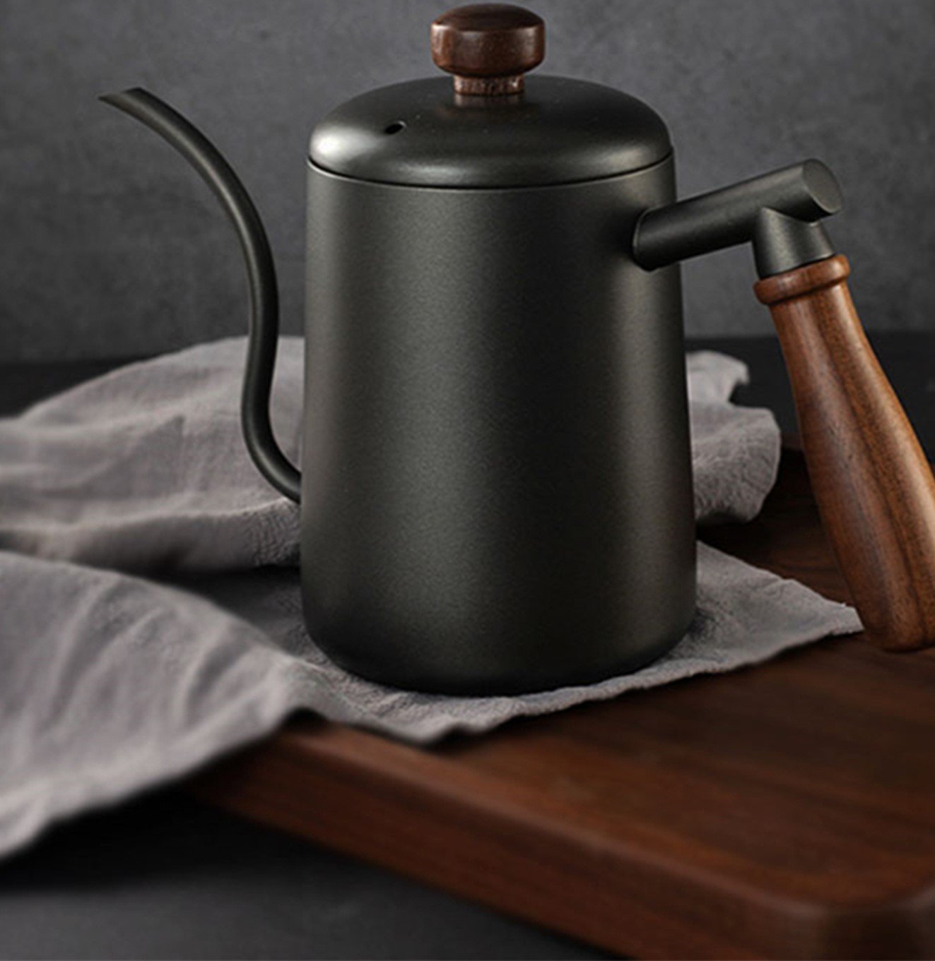 غلاية من الفولاذ بمقبض من خشب الجوز