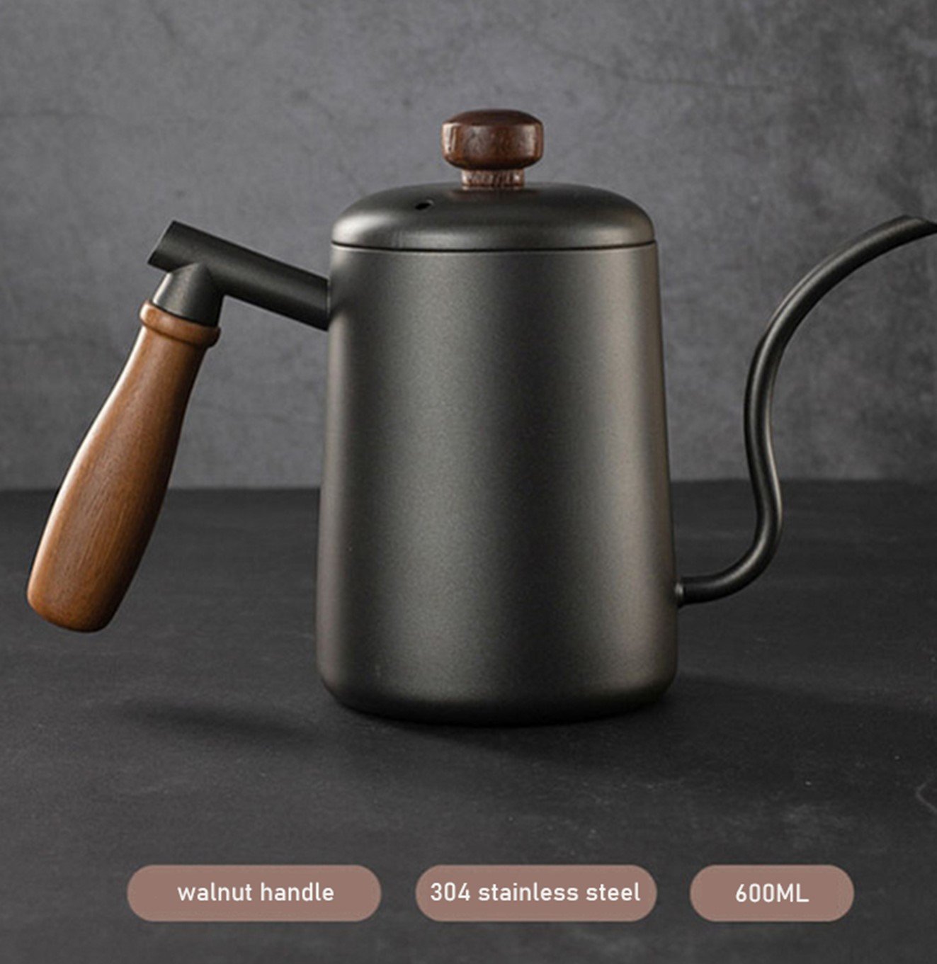 غلاية من الفولاذ بمقبض من خشب الجوز