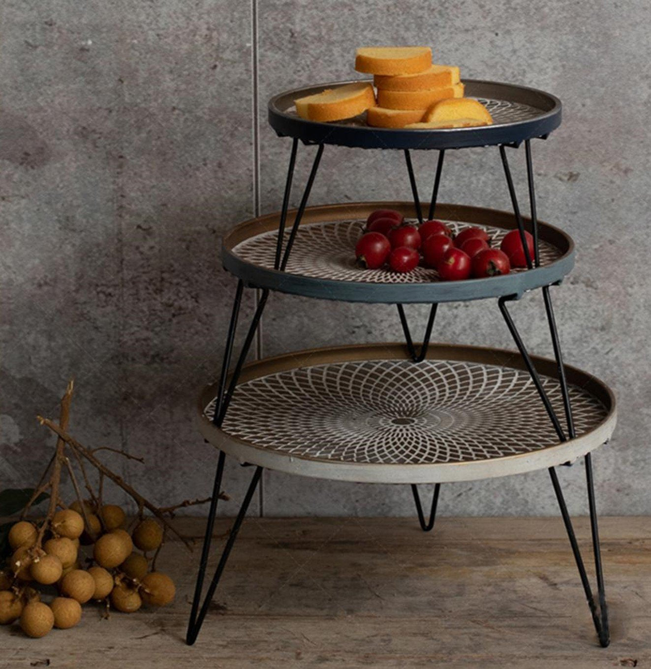 صينية كلاسيكية مزخرفة بقواعد مرتفعة