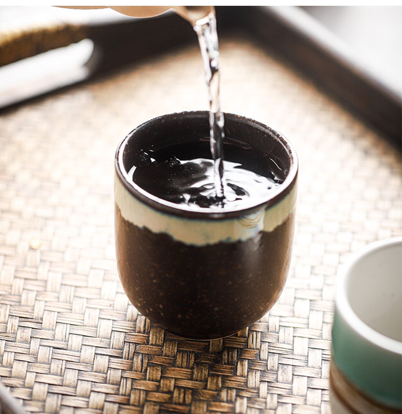 أكواب للقهوة المختصة بتصميم فريد وعصري