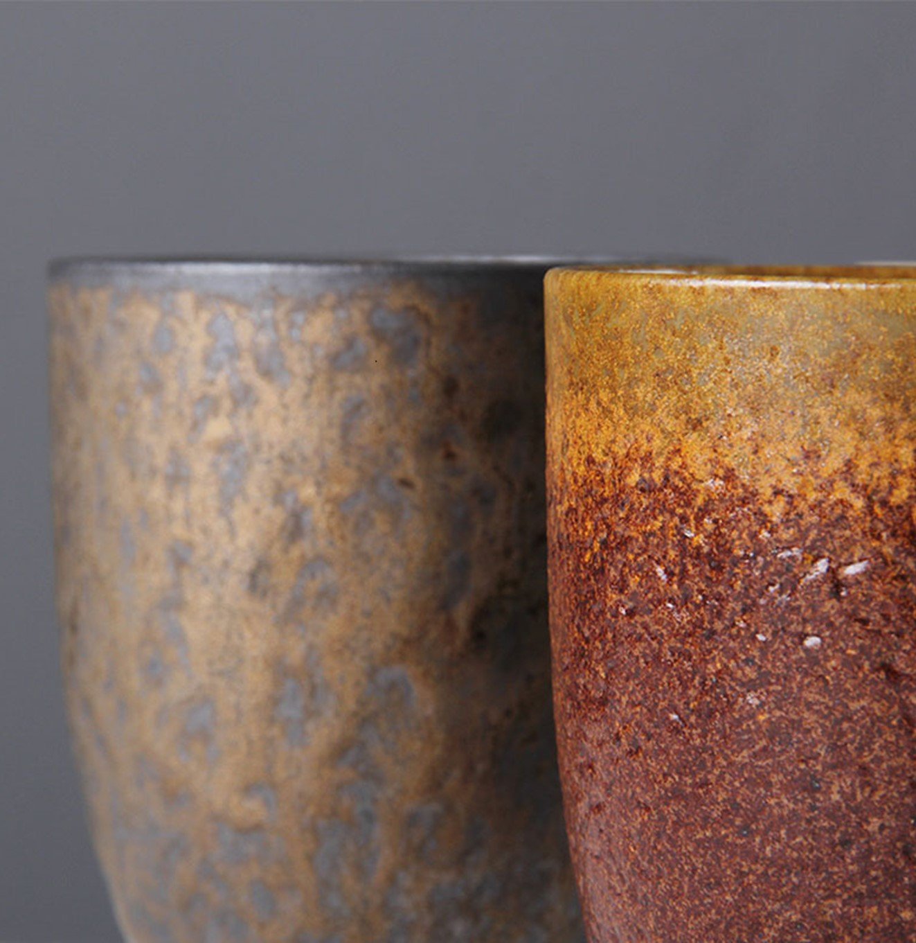 أكواب السيراميك بتأثير معدني و مقبض خشبي