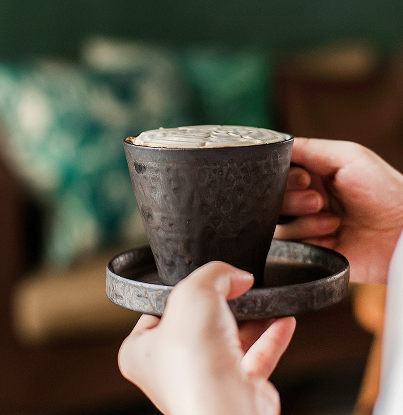 كوب قهوة فخاري معتق