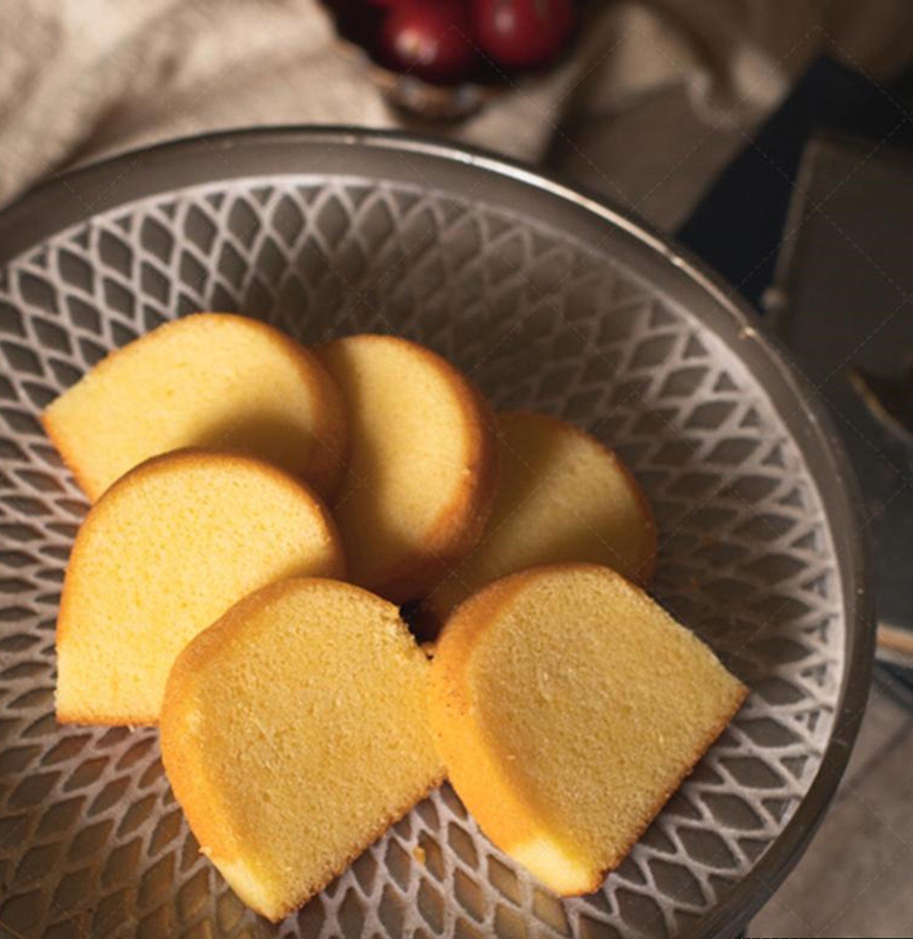 صينية كلاسيكية مزخرفة بقواعد مرتفعة