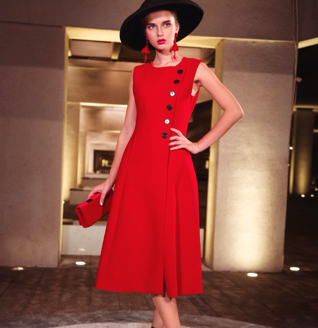 فستان مناسبات أحمر، بأزرار سوداء