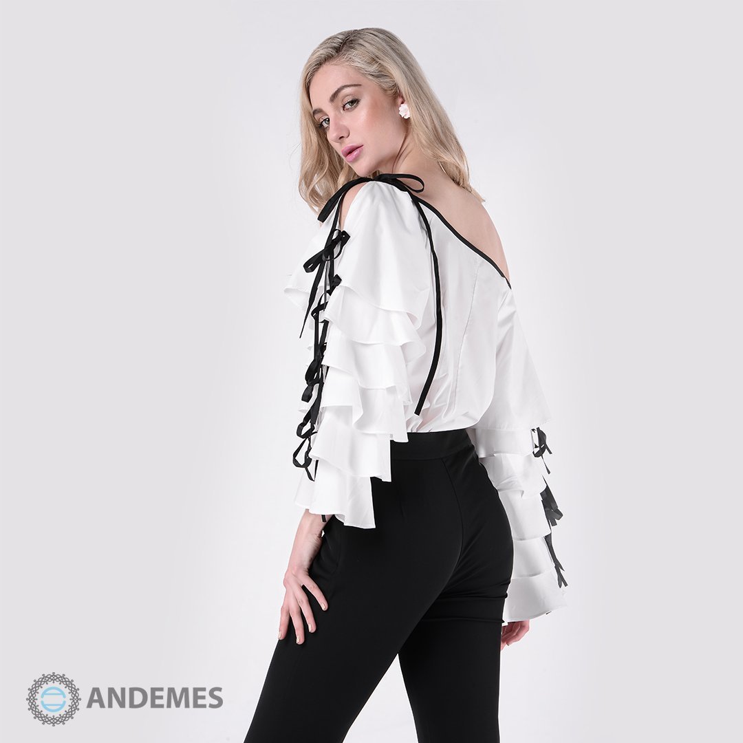 بلوزة بيضاء بتصميم رائع وأكمام طويلة على شكل طبقات - StyleeMall